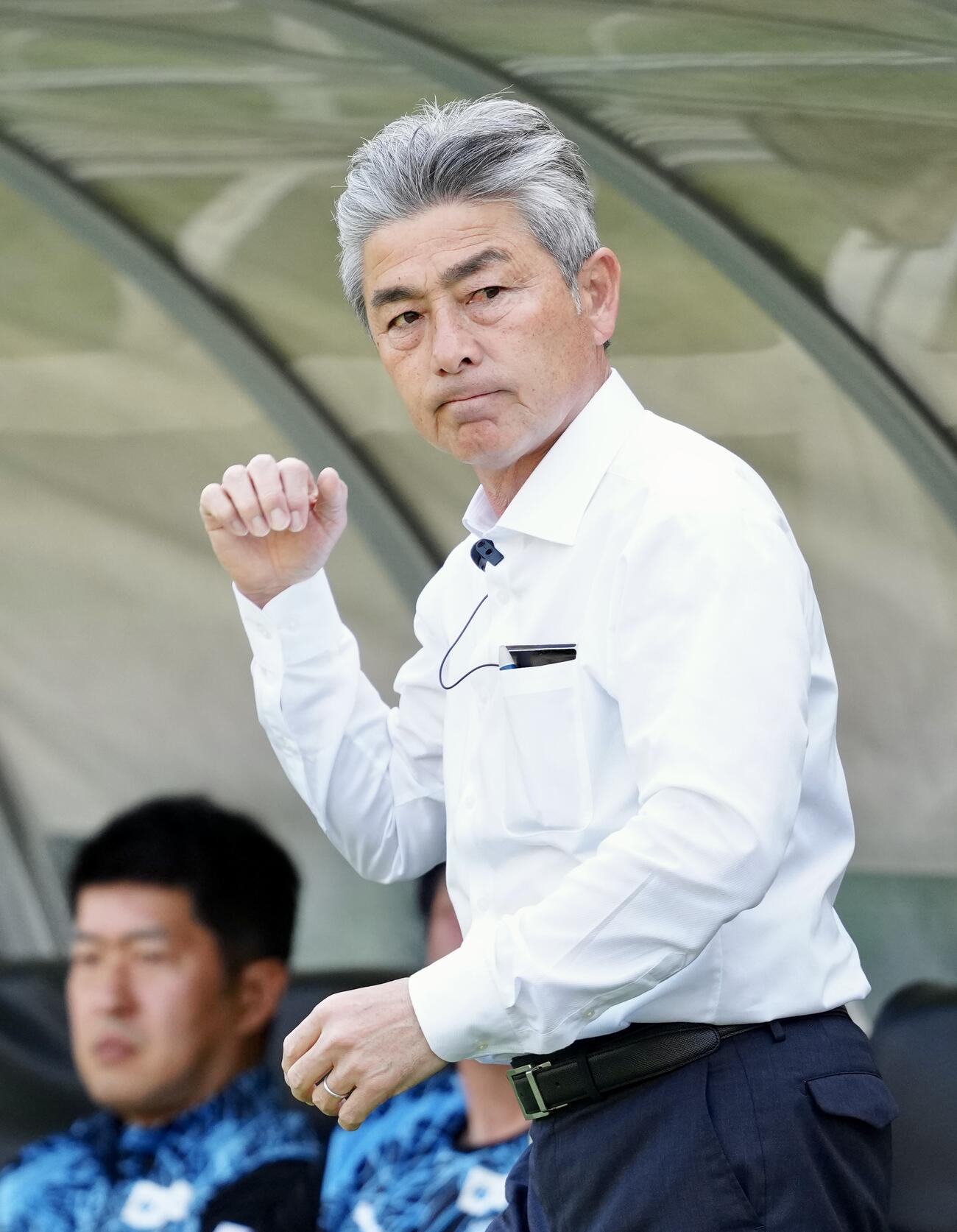 明治安田J1百年構想リーグ　第14節　東京対川崎F　試合前、ベンチ前に立つ川崎F長谷部茂利監督（撮影・江口和貴）