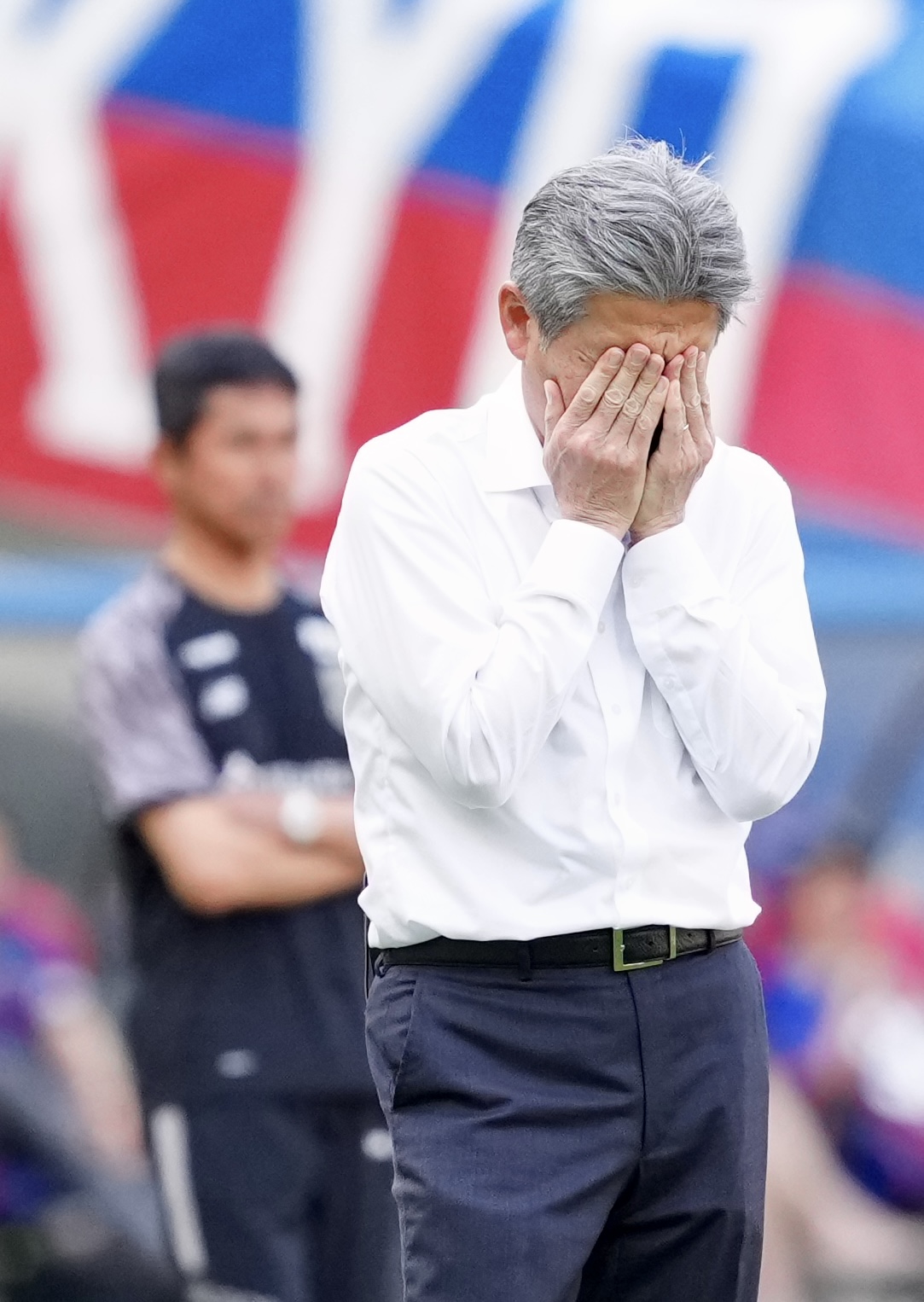東京対川崎F　後半、手で顔を覆う川崎F長谷部茂利監督（撮影・江口和貴）