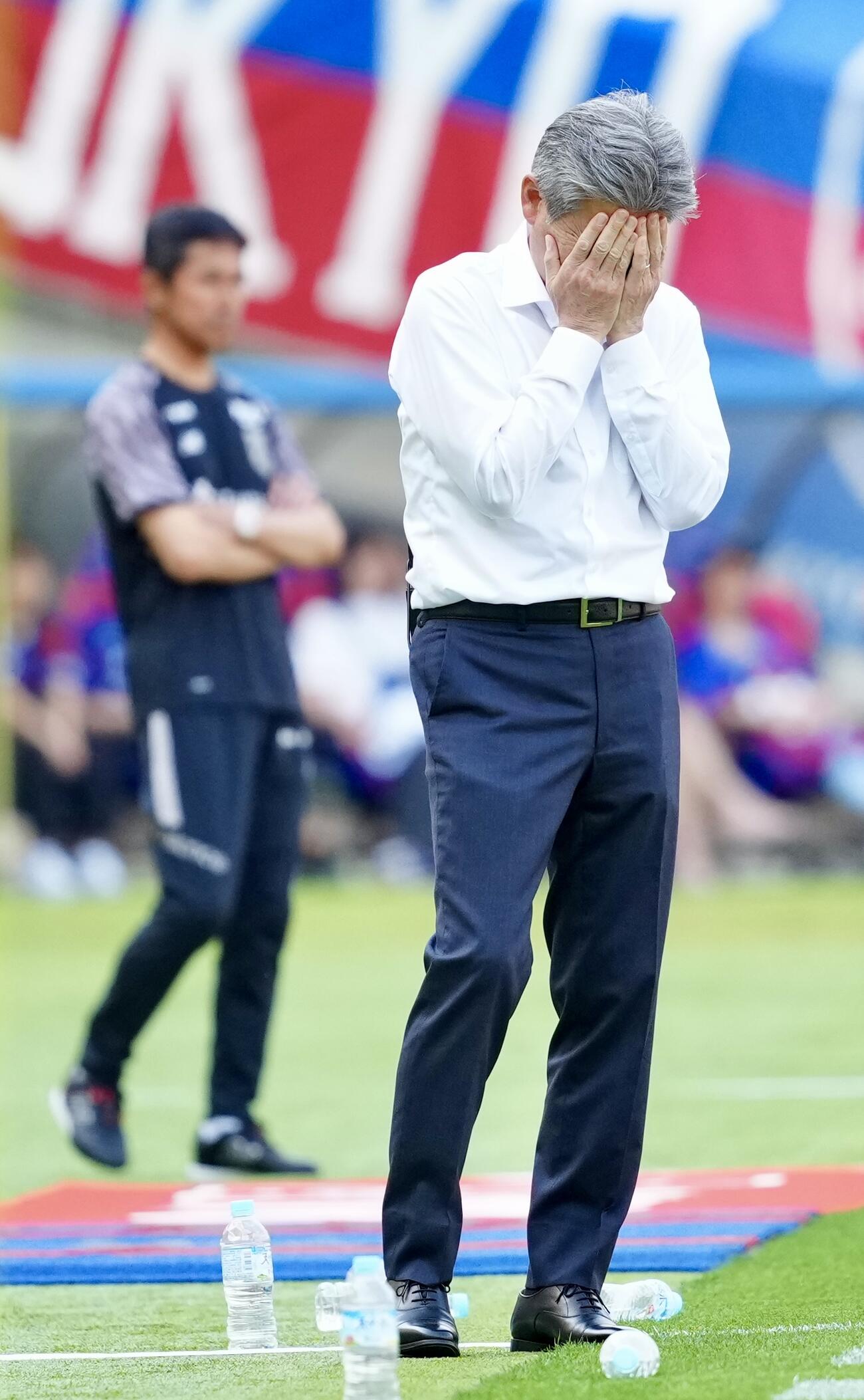明治安田J1百年構想リーグ　第14節　東京対川崎F　後半、手で顔を覆う川崎F長谷部茂利監督（撮影・江口和貴）