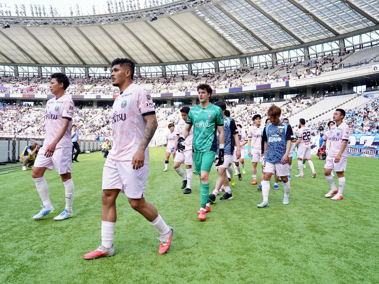 明治安田J1百年構想リーグ　第14節　東京対川崎F　試合後、サポーターにあいさつし、引き揚げる川崎Fの選手たち（撮影・江口和貴）