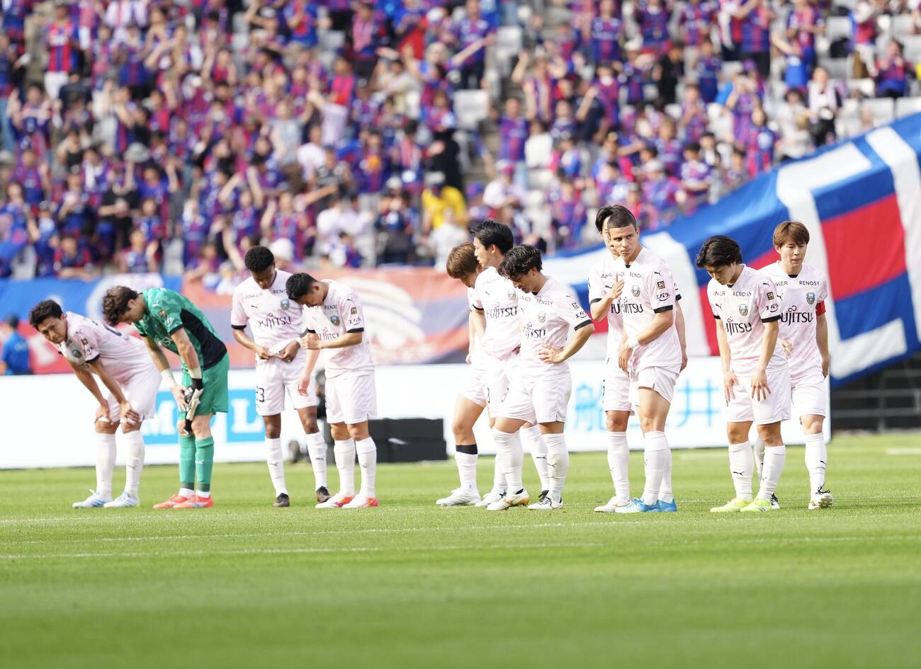 明治安田J1百年構想リーグ　第14節　東京対川崎F　試合後、整列する川崎Fの選手たち（撮影・江口和貴）