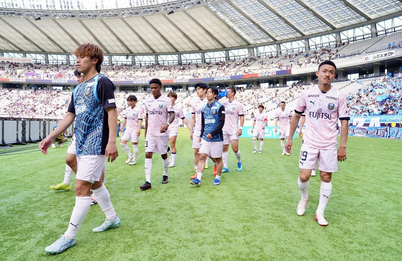 明治安田J1百年構想リーグ　第14節　東京対川崎F　試合後、サポーターにあいさつし、引き揚げる川崎Fの選手たち（撮影・江口和貴）
