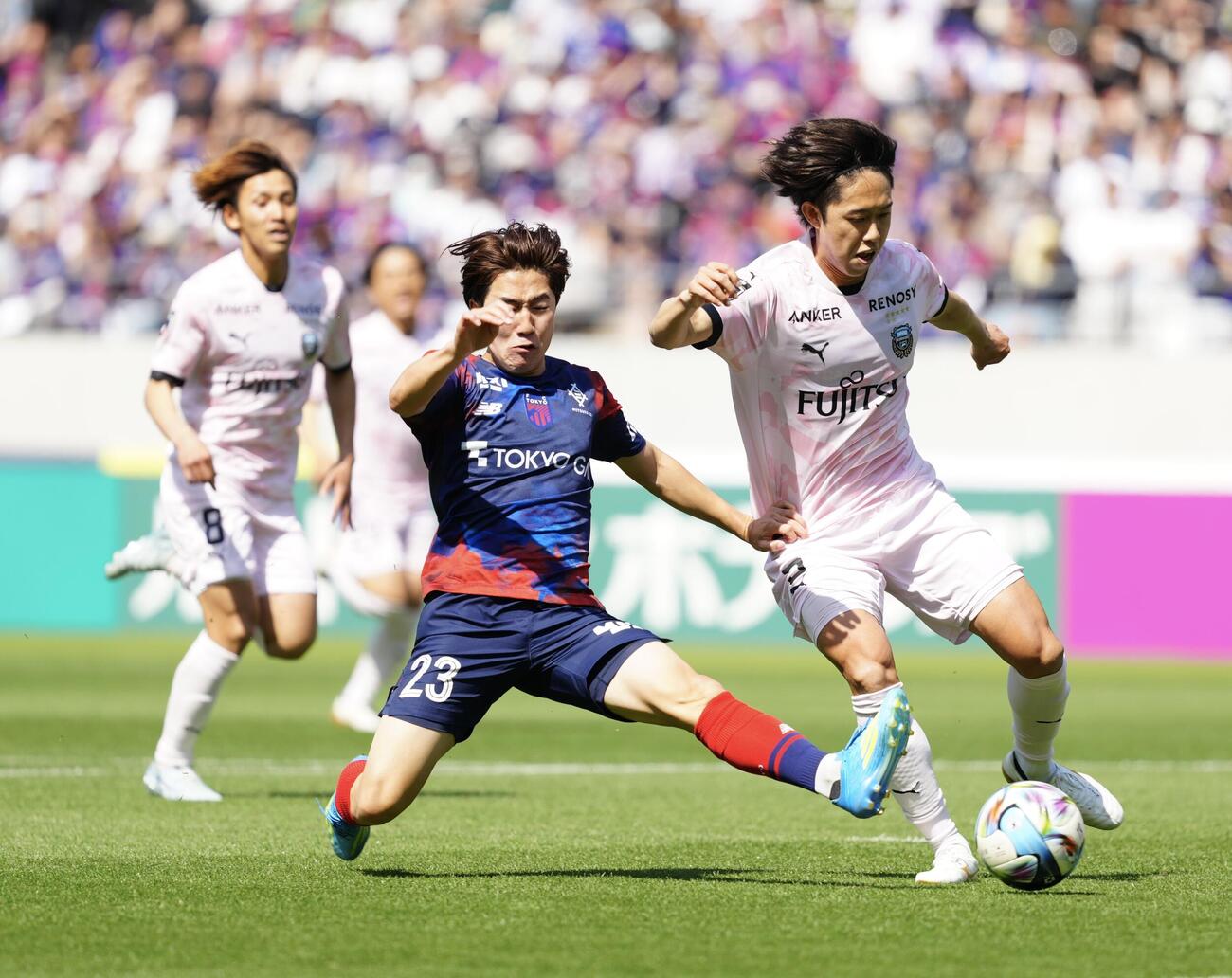 明治安田J1百年構想リーグ　第14節　東京対川崎F　前半、ボールを奪い合う川崎F佐々木旭（右）と東京佐藤龍之介（撮影・江口和貴）