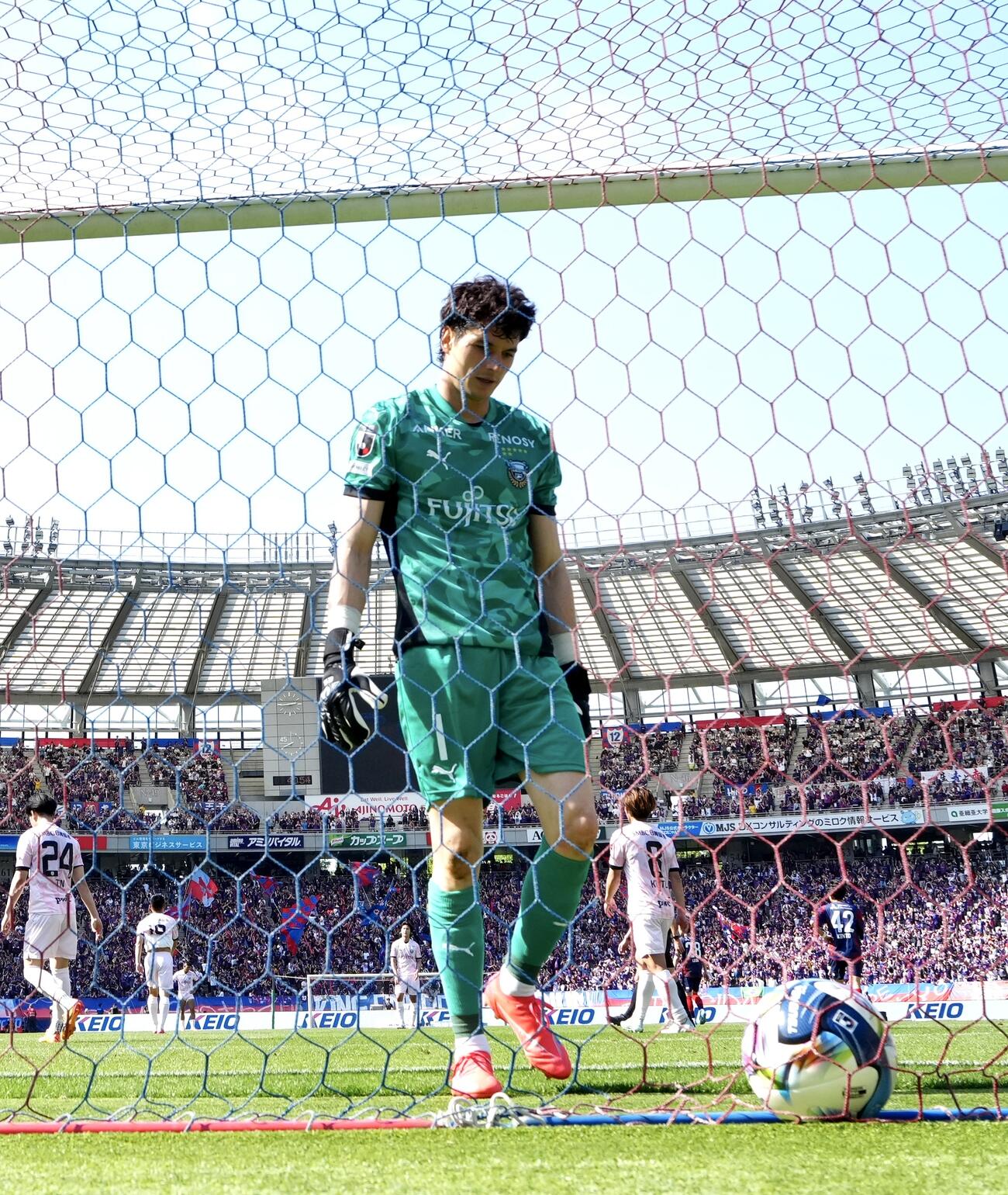 明治安田J1百年構想リーグ　第14節　東京対川崎F　前半、東京佐藤恵允に先制ゴールを決められた川崎F・GK山口瑠伊（撮影・江口和貴）