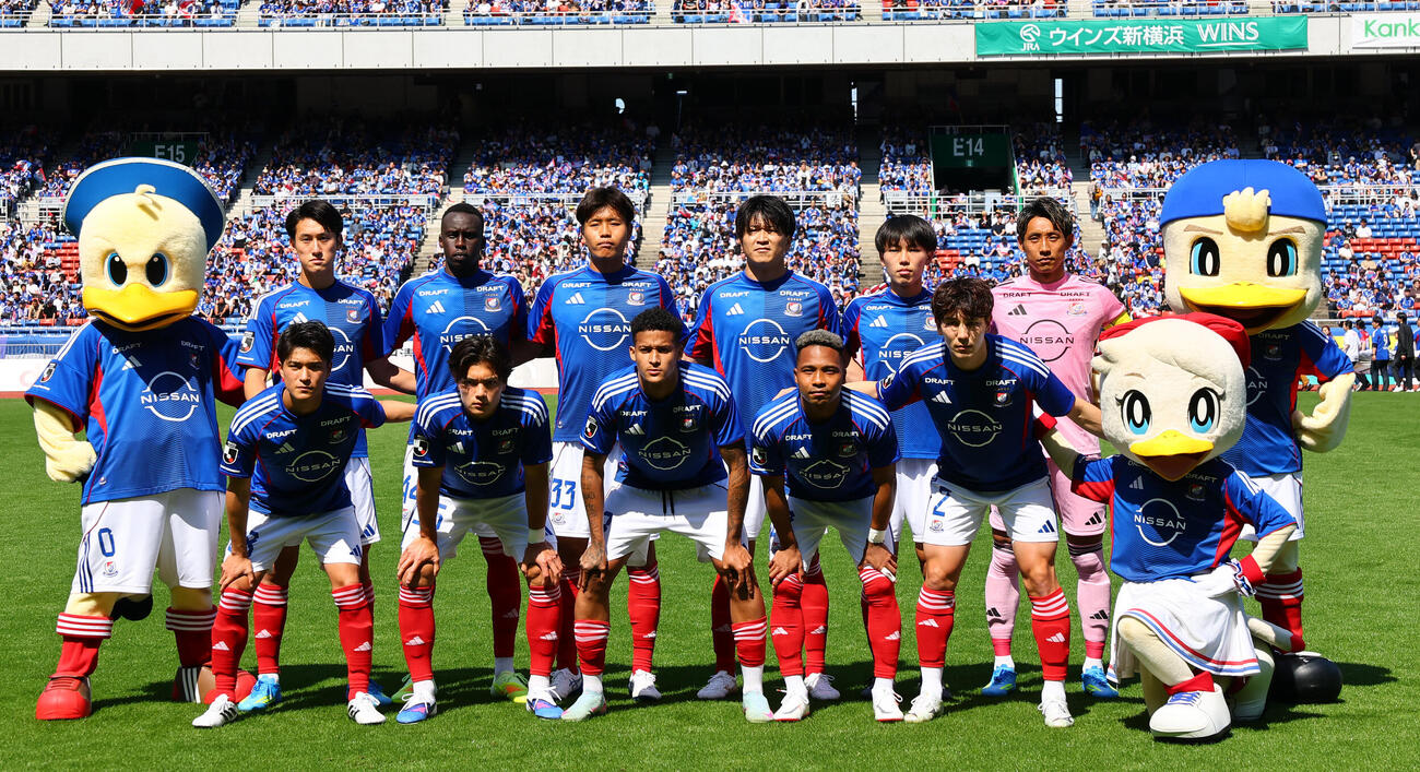 横浜対水戸　横浜集合写真（撮影・野上伸悟）