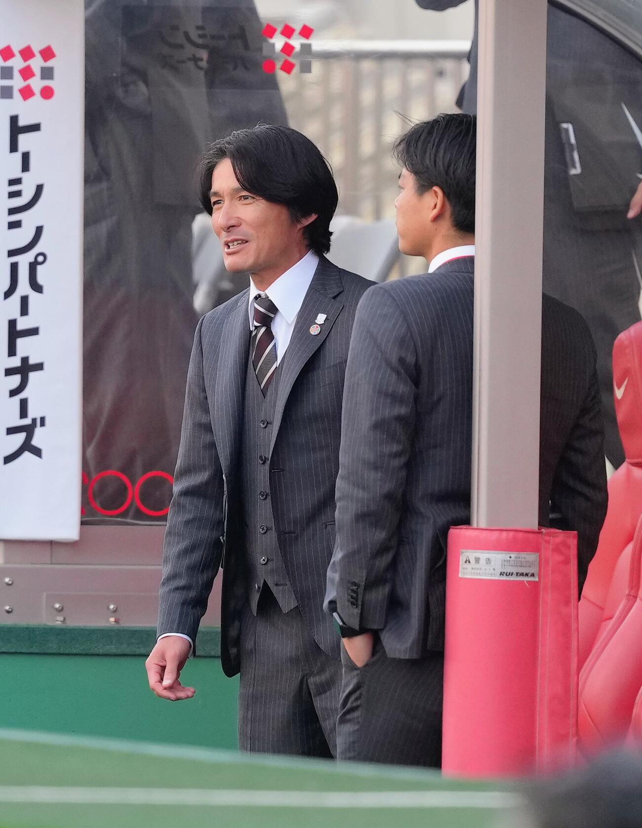 明治安田J1百年構想リーグ　浦和対千葉　試合前の練習を見つめる浦和田中達也暫定監督（撮影・足立雅史）