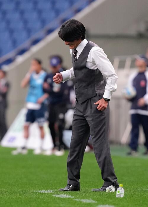 浦和】初戦はスーツ…田中達也暫定監督2戦目の服装は？ベンチでの仕草