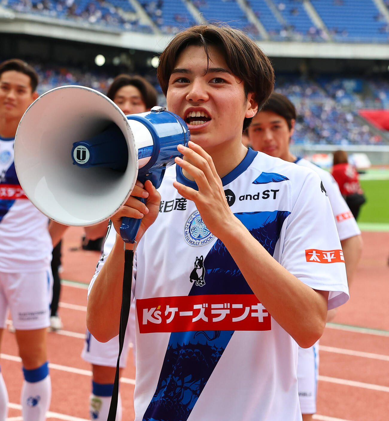 横浜対水戸　3試合連続ゴールとならず、サポーターに謝る水戸安藤晃樹（撮影・野上伸悟