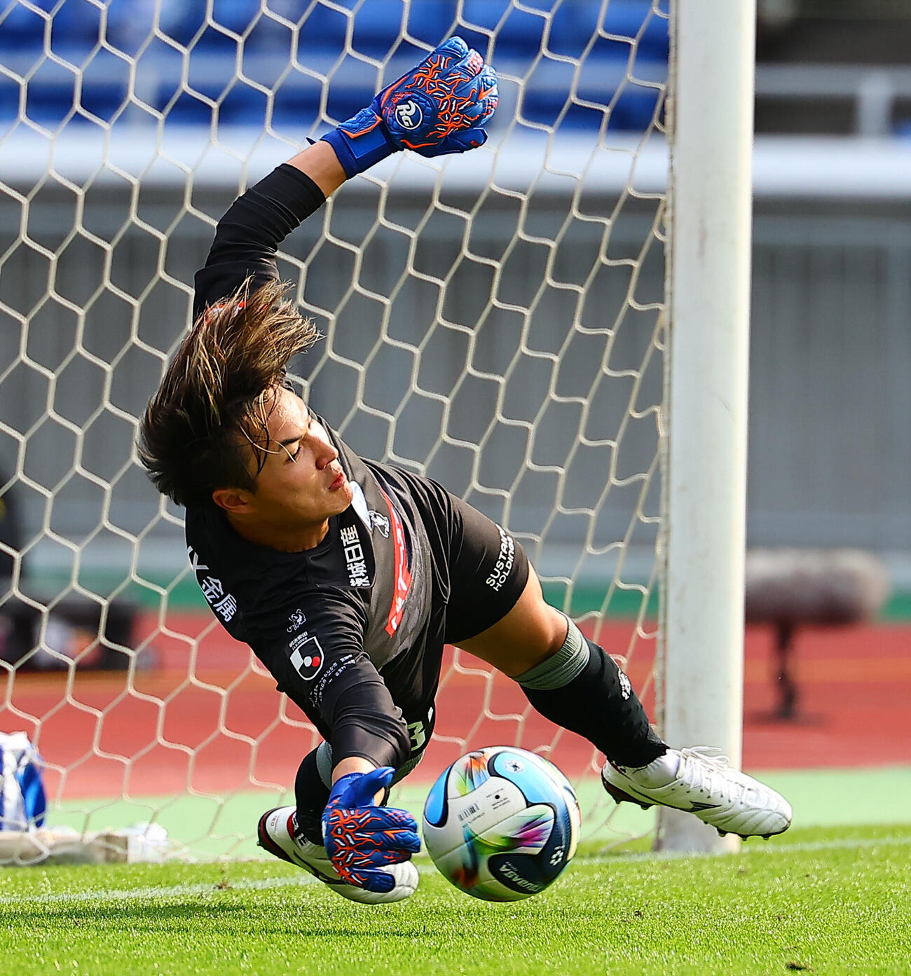 横浜対水戸　PK戦で横浜の1人目を止める水戸GK西川幸之介（撮影・野上伸悟）