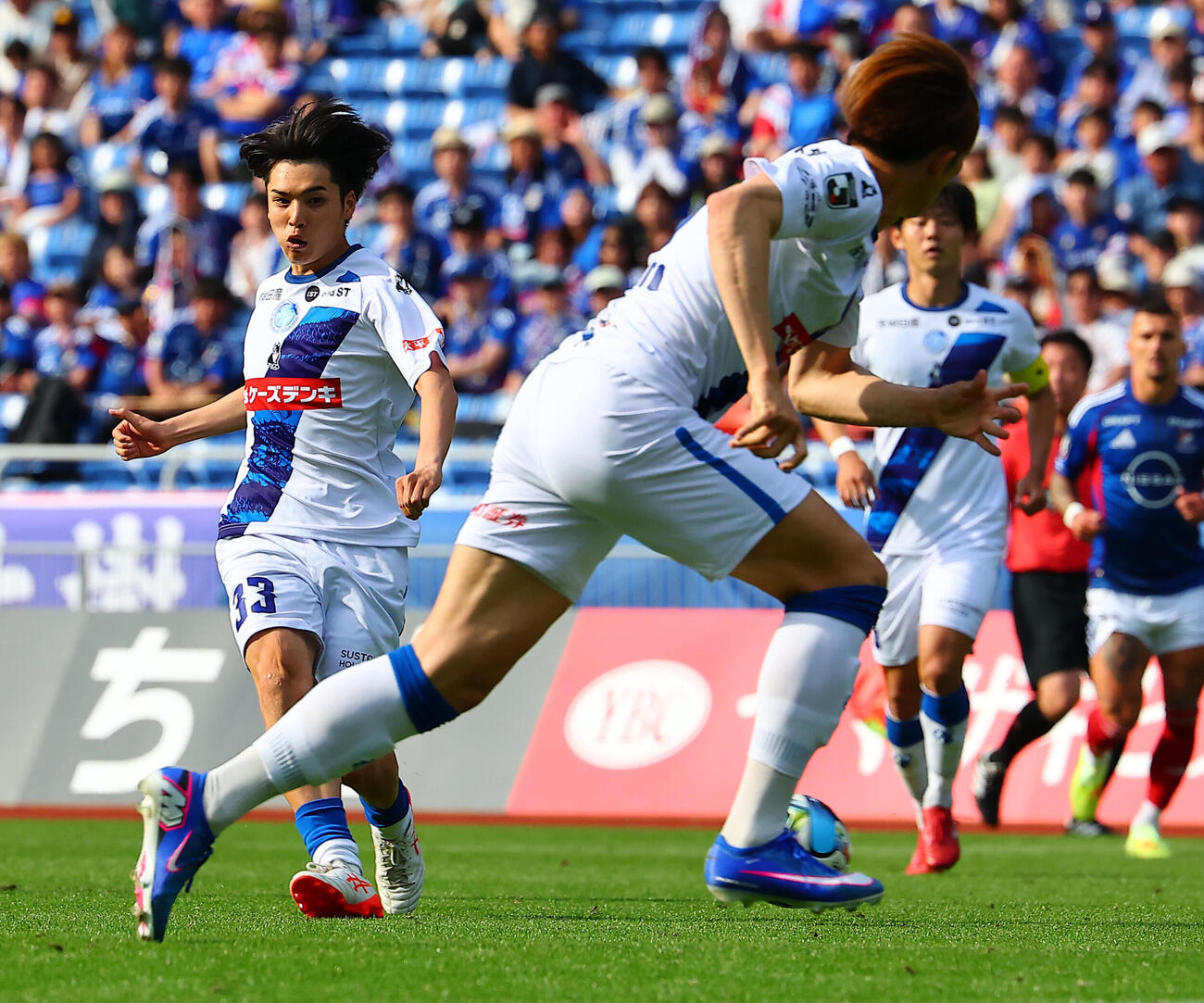 横浜対水戸　後半、スルーパスを出す水戸安藤晃樹（撮影・野上伸悟）