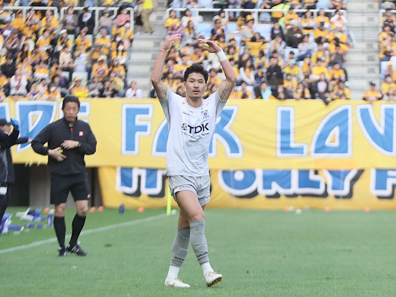 仙台対秋田　前半28分、ゴールを決めサポーターに向けパフォーマンスする秋田FW梅田魁人＝2026年5月2日