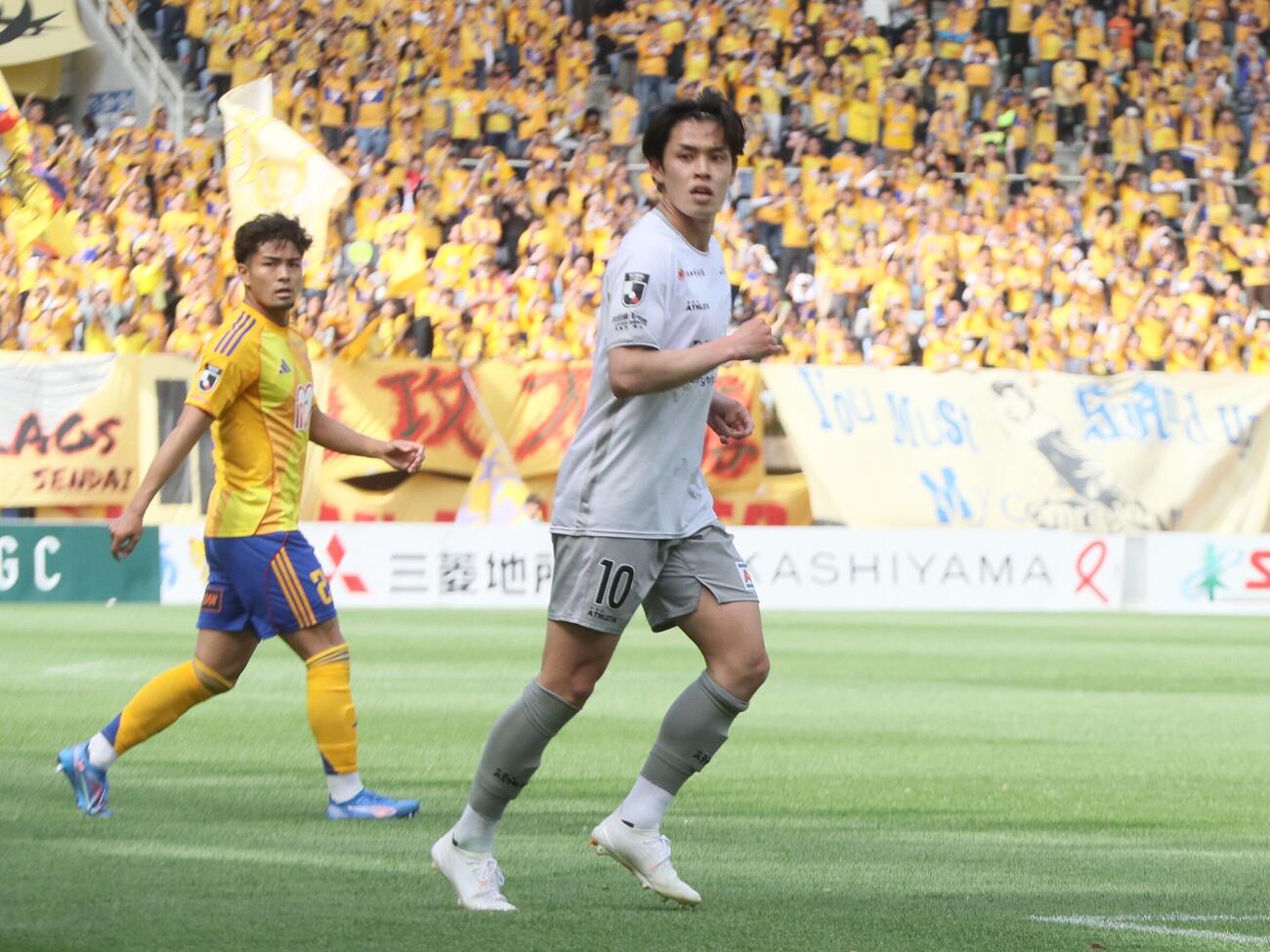 仙台対秋田　先制ゴールを決めた秋田FW佐藤大樹（右）＝2026年5月2日