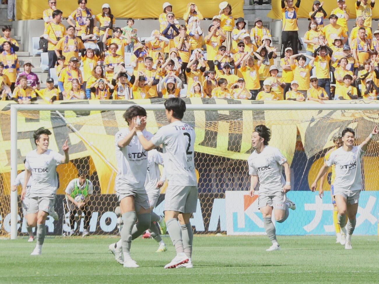 仙台対秋田　前半3分、秋田FW佐藤大樹が先制点を決め喜ぶ秋田の選手たち＝2026年5月2日