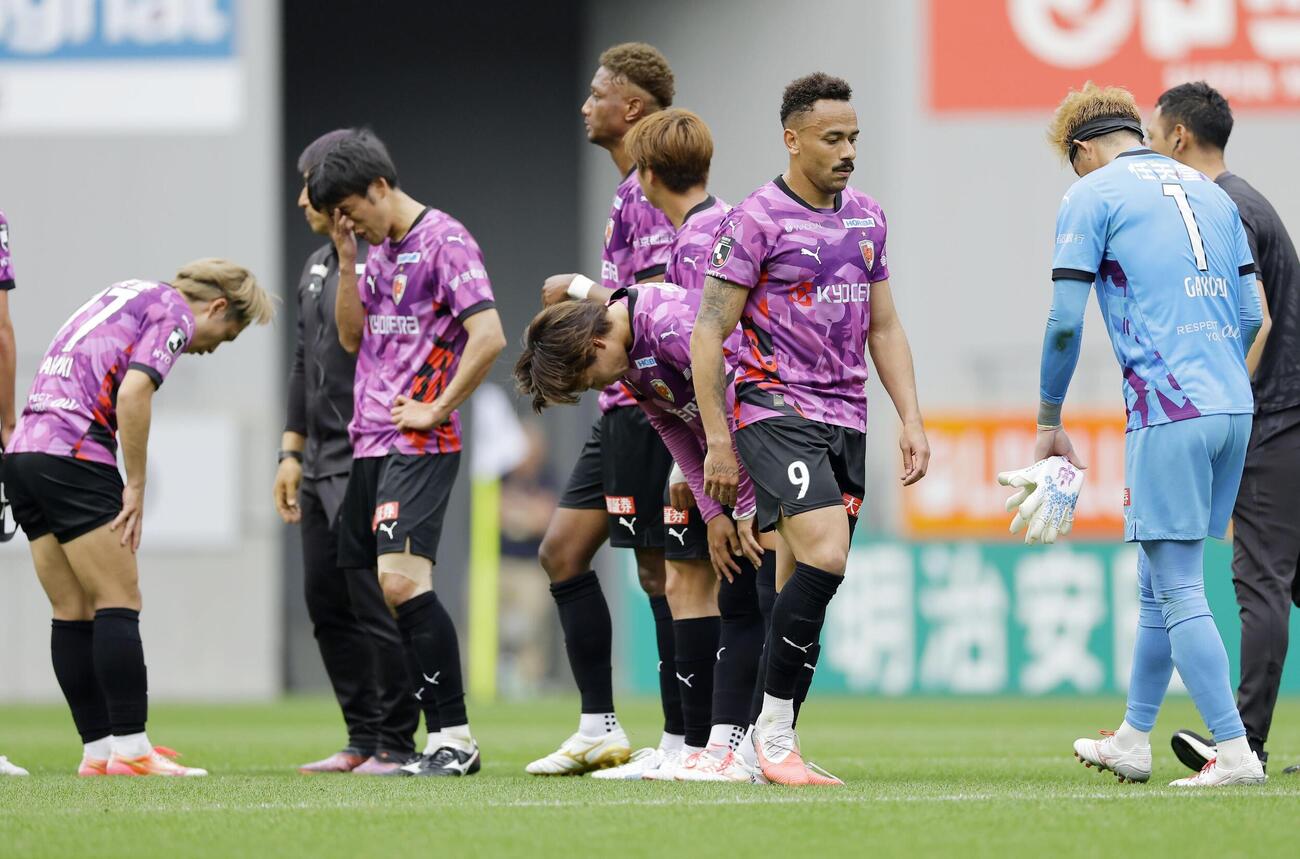 清水に敗れ肩を落とす京都イレブン＝サンガS（共同）