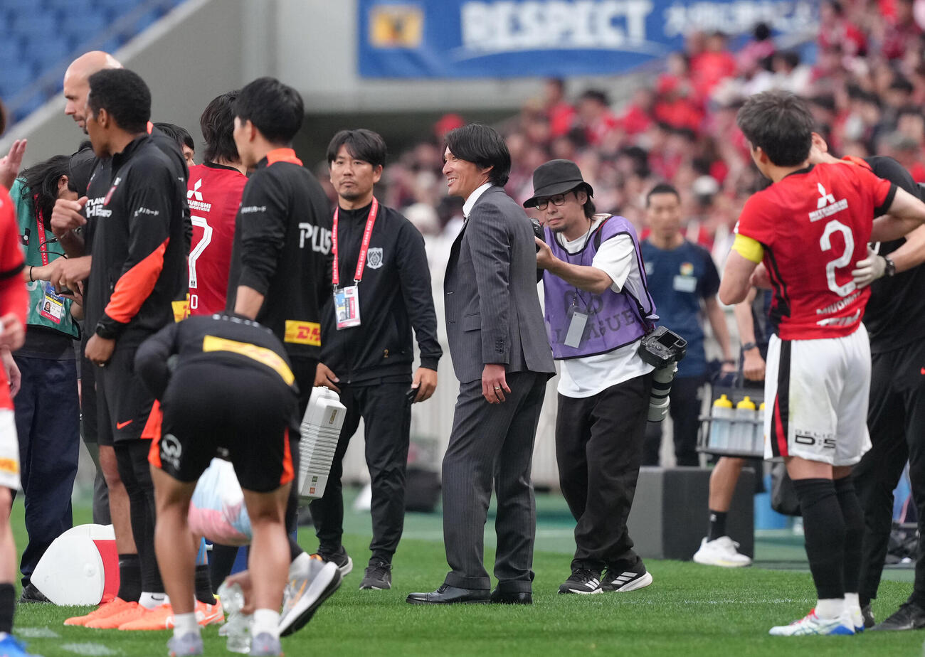 明治安田J1百年構想リーグ　浦和対千葉　連勝し、笑顔を見せる浦和田中達也暫定監督（中央）　（撮影・足立雅史）