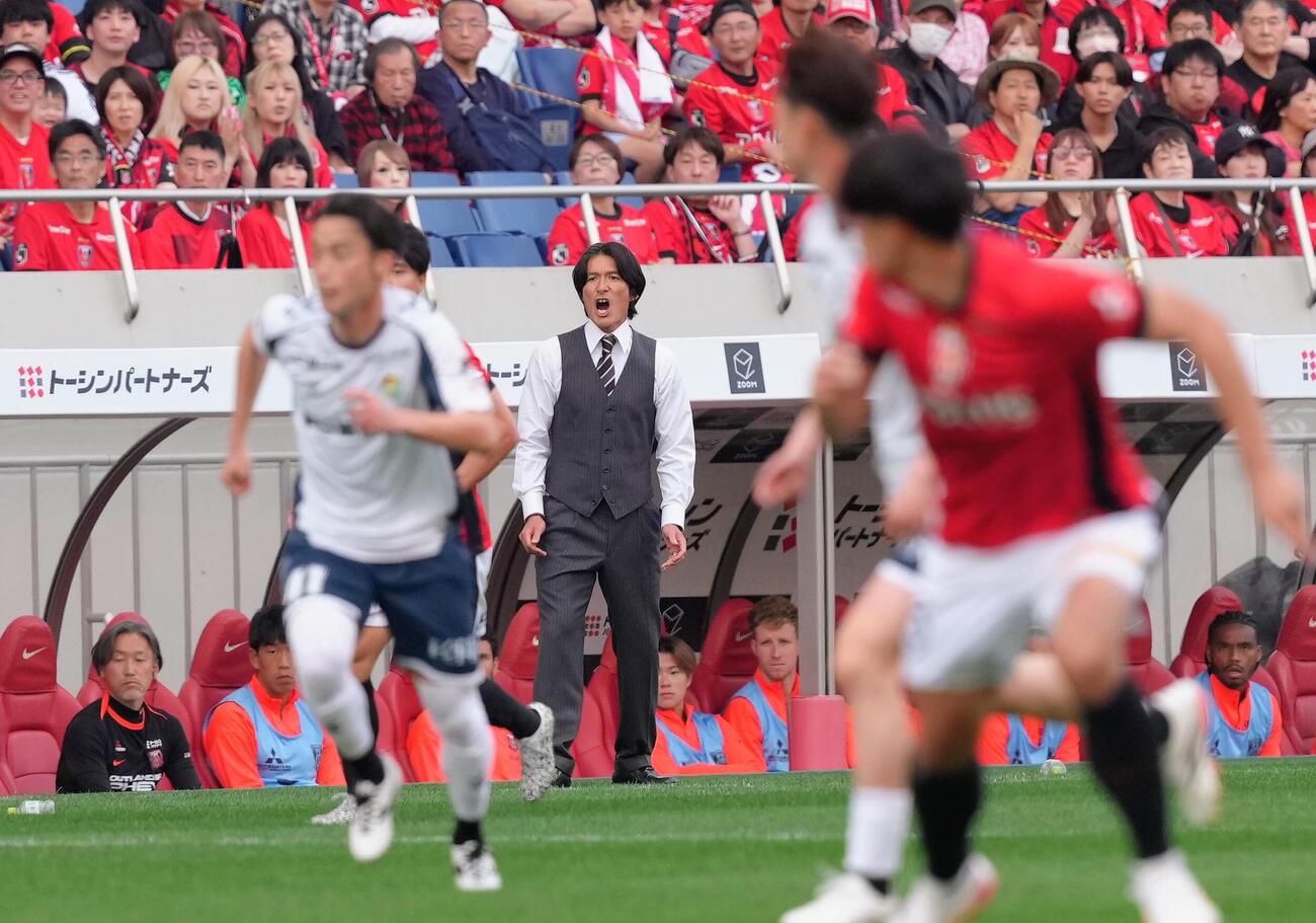 明治安田J1百年構想リーグ　浦和対千葉　前半、指示を出す浦和田中達也暫定監督（中央）（撮影・足立雅史）