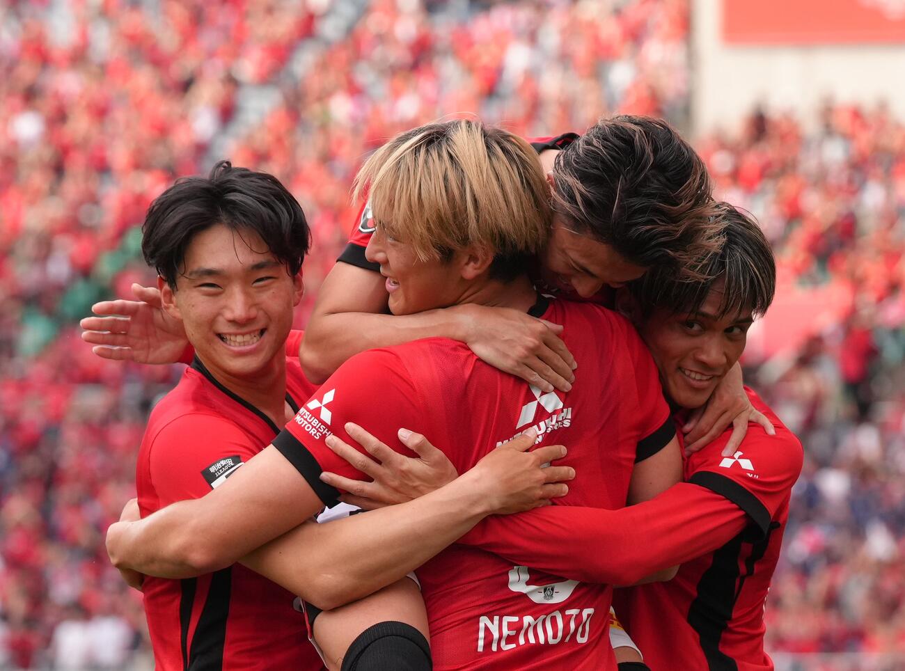 明治安田J1百年構想リーグ　浦和対千葉　前半、ヘディングで先制ゴールを決め祝福される浦和根本健太（手前）（撮影・足立雅史）