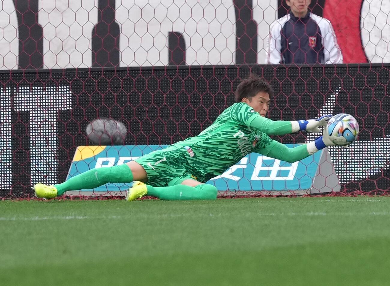 明治安田J1百年構想リーグ　浦和対千葉　前半、好セーブを見せる浦和GK西川周作（撮影・足立雅史）