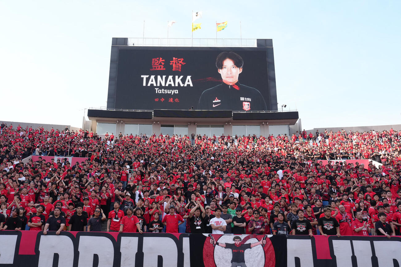 明治安田J1百年構想リーグ　浦和対千葉　試合前、大型映像で紹介される浦和田中達也暫定監督　（撮影・足立雅史）