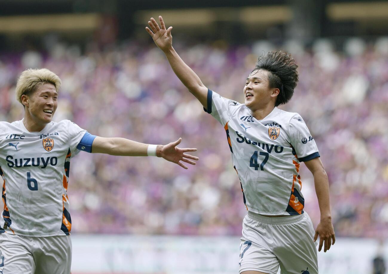 京都対清水　後半、勝ち越しゴールを決め、喜ぶ清水・嶋本（右）（共同）
