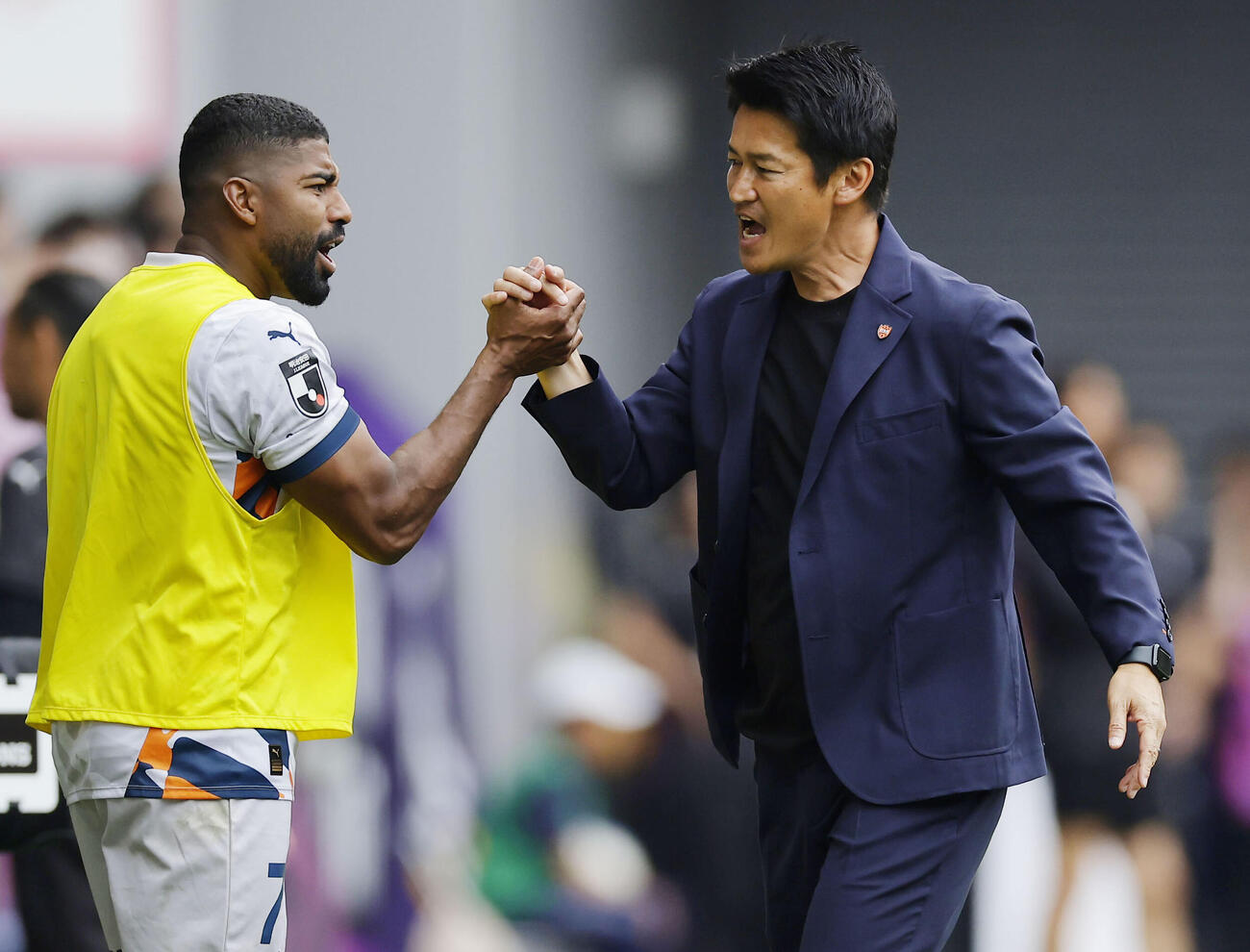 京都対清水　京都に逆転勝ちし、カピシャーバ（左）と喜ぶ清水・吉田監督（共同）