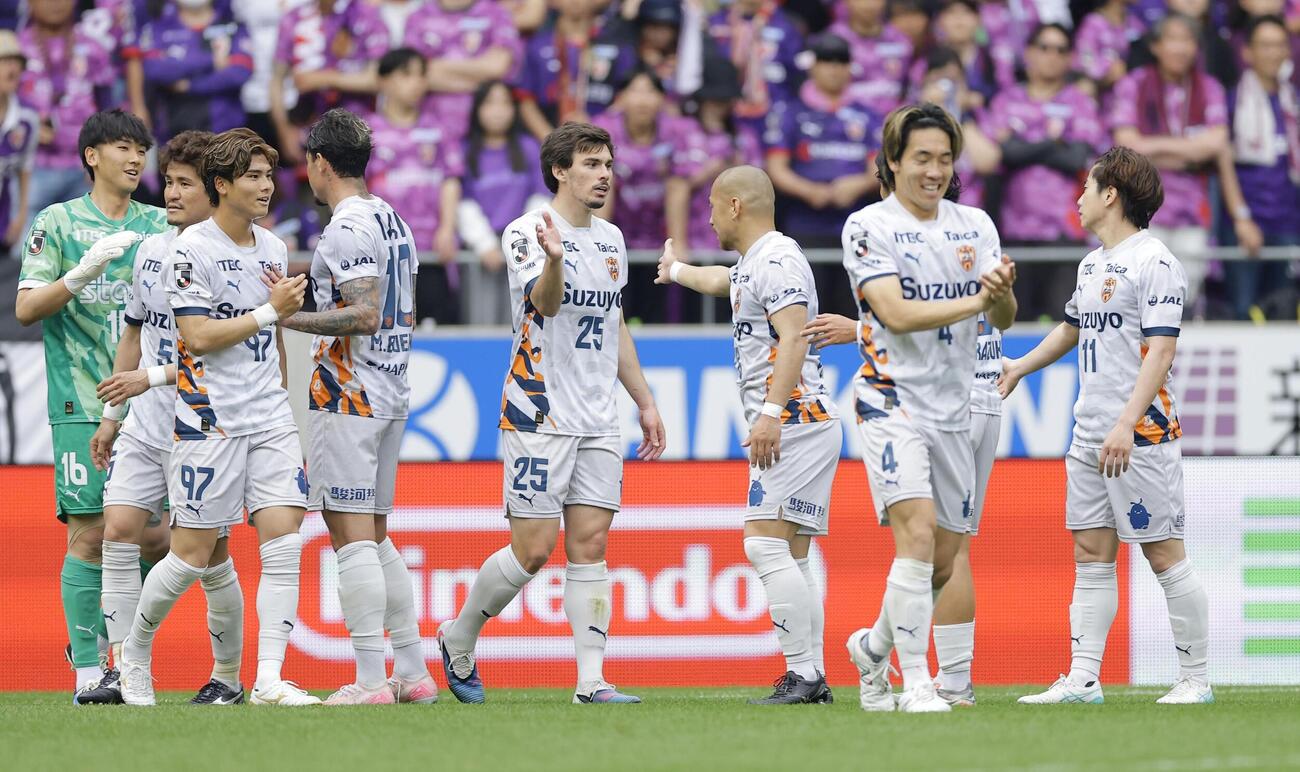 京都対清水　京都に逆転勝ちし喜ぶ清水イレブン（共同）