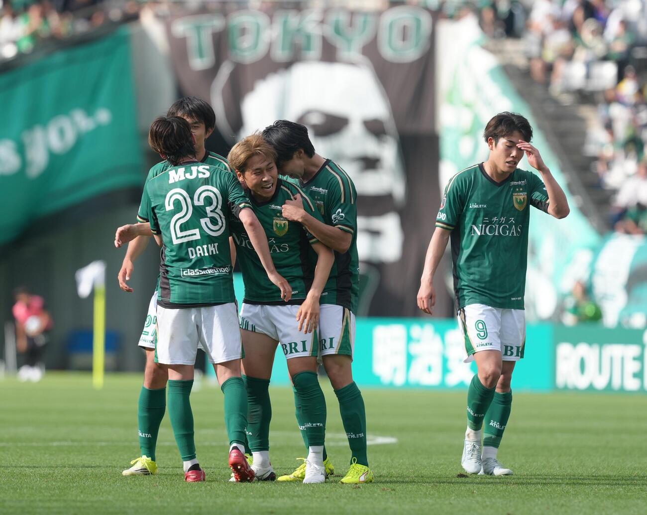明治安田J1百年構想リーグ　東京V対柏　勝利し、喜ぶ東京V新井悠太（左から2人目）ら（撮影・足立雅史）