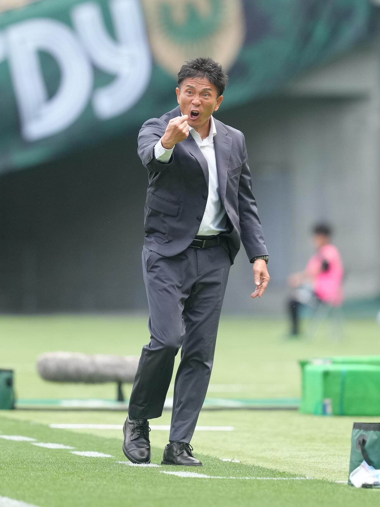 明治安田J1百年構想リーグ　東京V対柏　前半、指示を出す東京V城福浩監督（撮影・足立雅史）