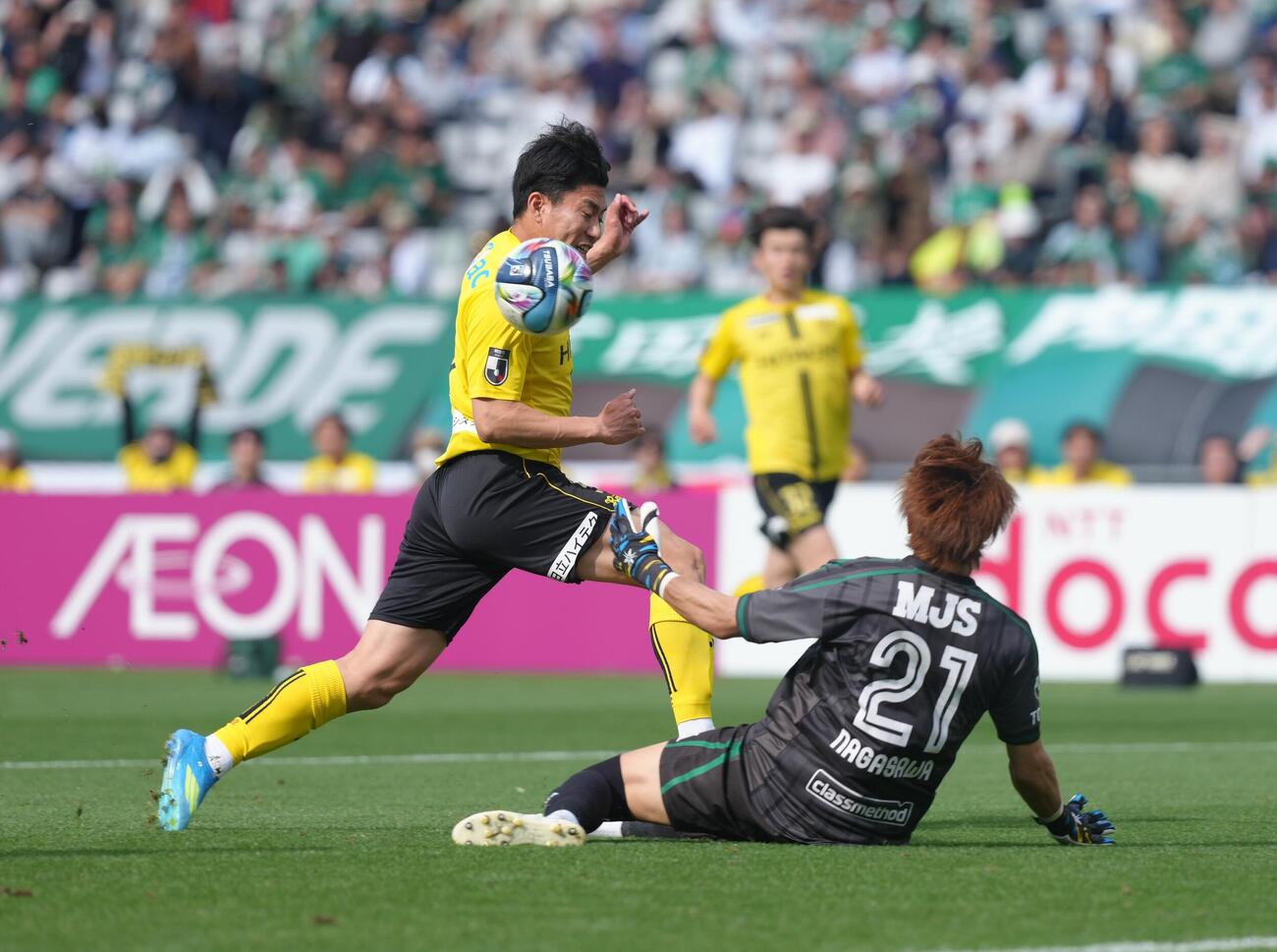 明治安田J1百年構想リーグ　東京V対柏　後半、シュートを阻まれる柏細谷真大（左）。東京V・GK長沢祐弥（撮影・足立雅史）