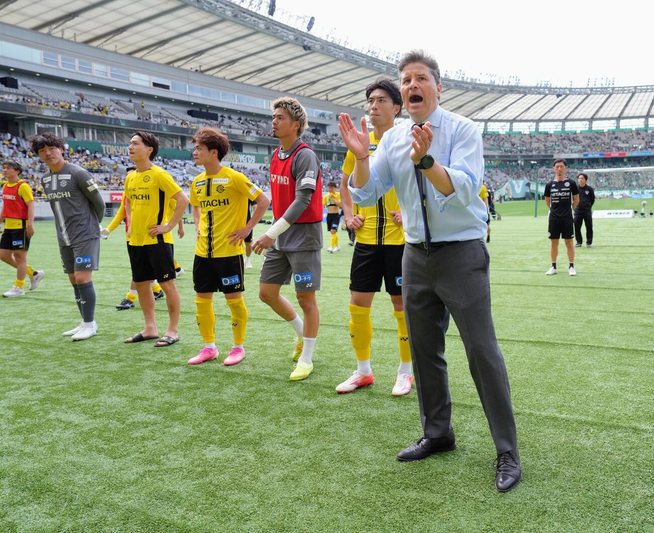明治安田J1百年構想リーグ　東京V対柏　敗れ、サポーターを鼓舞する柏リカルド・ロドリゲス監督（右端）（撮影・足立雅史）