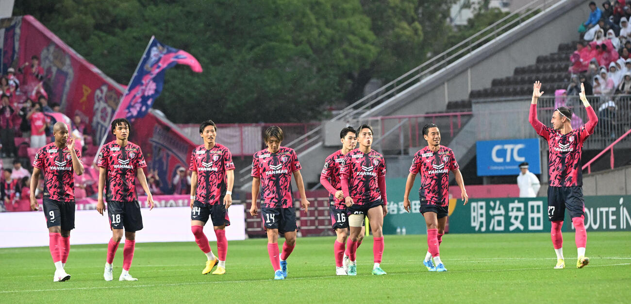 C大阪対福岡　PK戦の末、勝利し喜びC大阪の選手ら（撮影・和賀正仁）