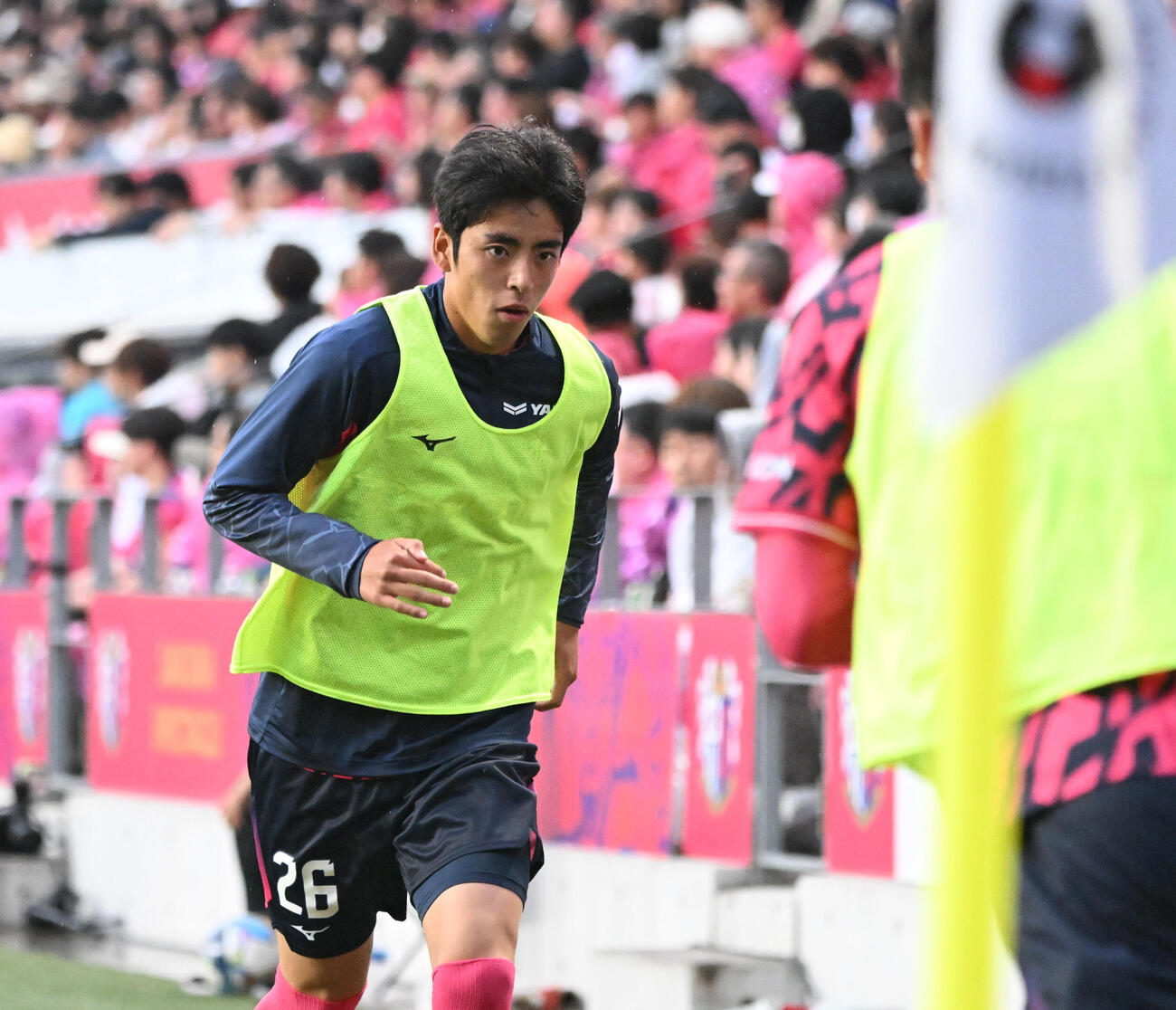 C大阪対福岡　ピッチサイドでウオームアップするC大阪久保瑛史（撮影・和賀正仁）