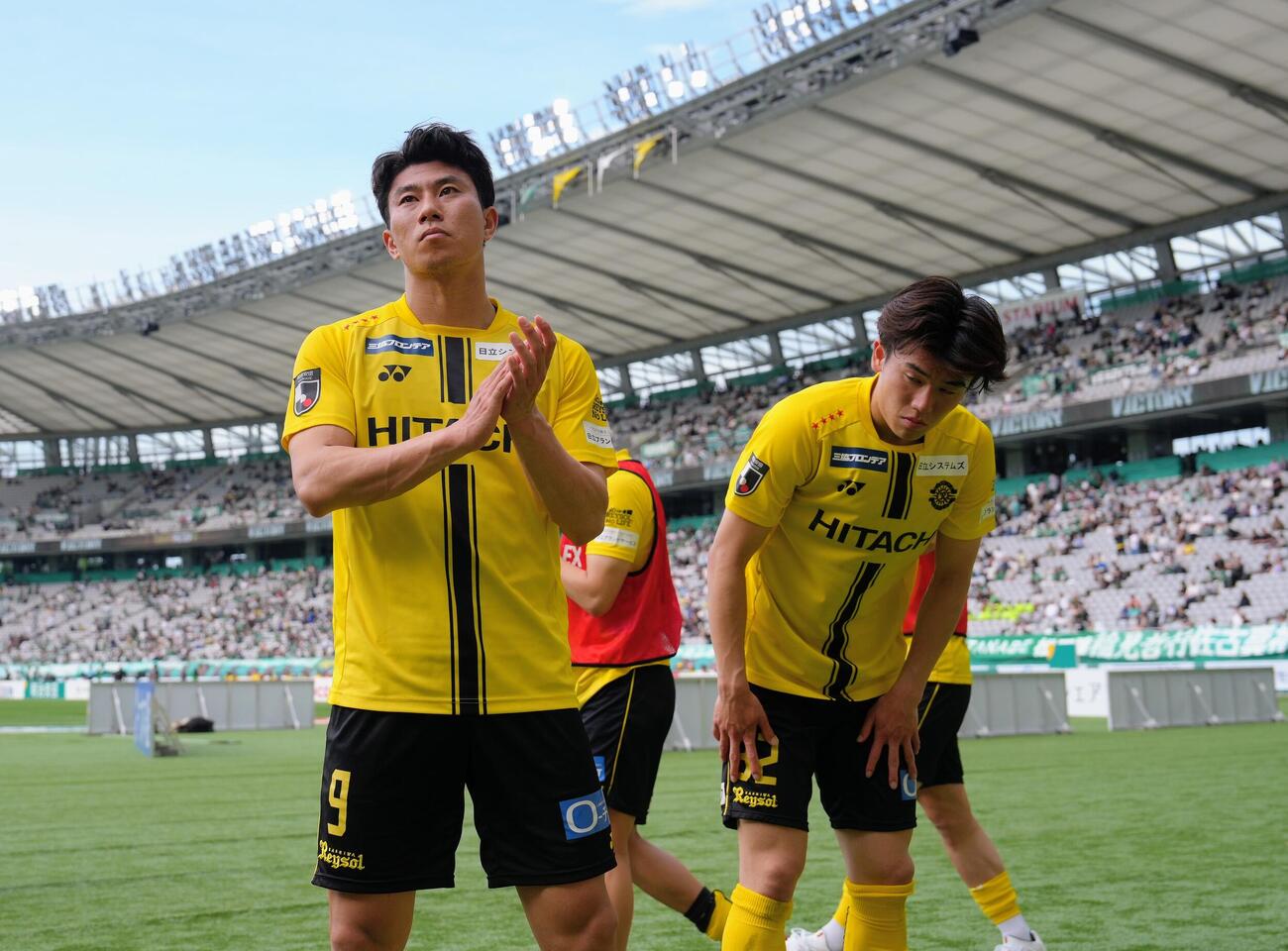 明治安田J1百年構想リーグ　東京V対柏　敗れ、サポーターにあいさつする柏細谷真大（左）ら（撮影・足立雅史）