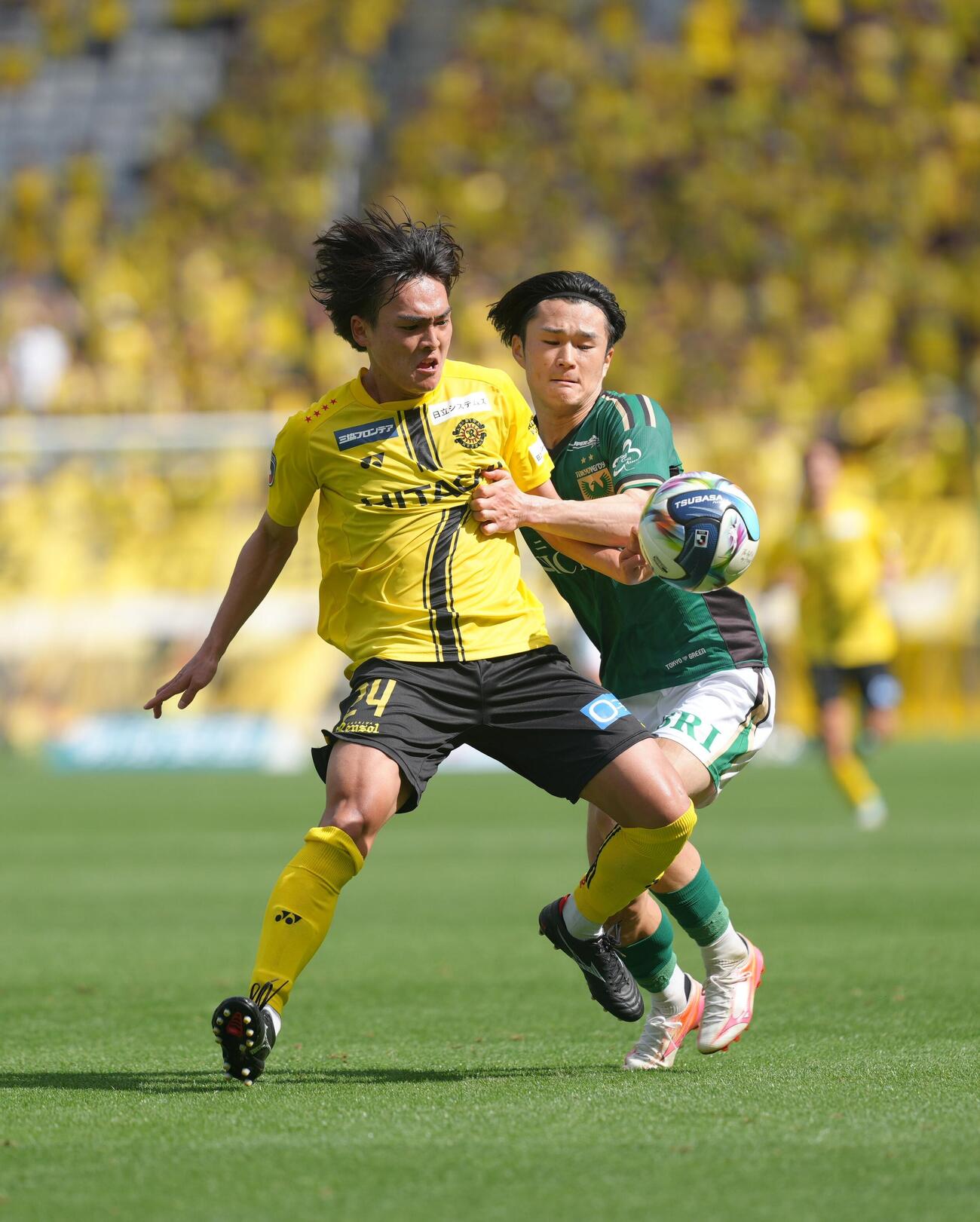 明治安田J1百年構想リーグ　東京V対柏　前半、競り合う柏久保藤次郎（左）（撮影・足立雅史）