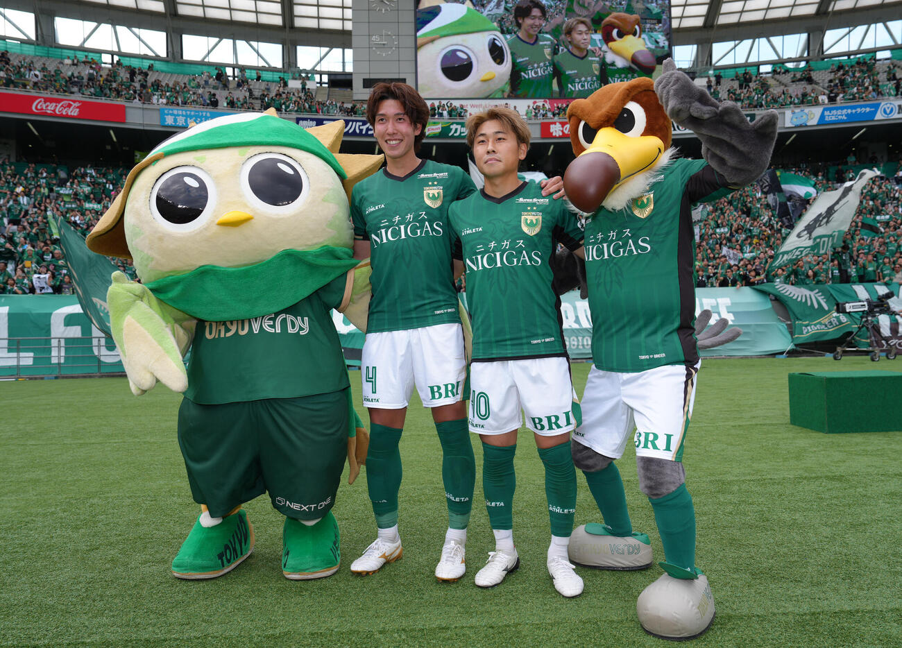 明治安田J1百年構想リーグ　東京V対柏　勝利し、記念撮影に笑顔を見せる東京V林尚輝（左）と新井悠太　（撮影・足立雅史）