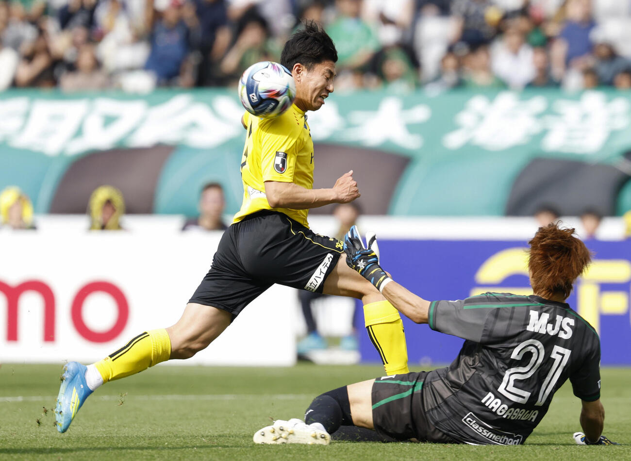 東京V－柏　後半、ゴールに迫る柏・細谷。GK長沢（共同）