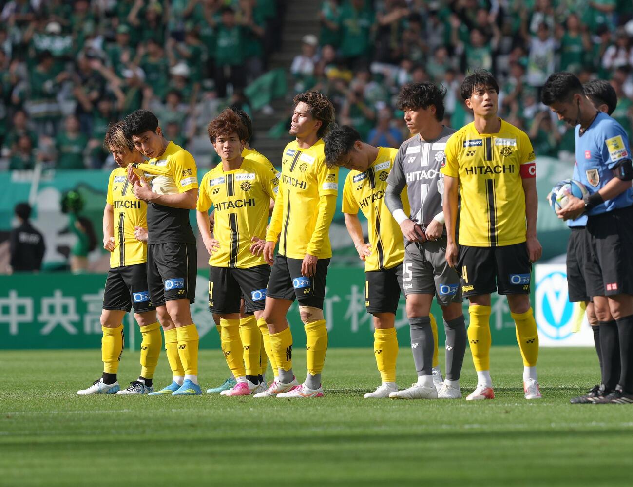 明治安田J1百年構想リーグ　東京V対柏　敗れ、がっくりとする柏細谷真大（左から2人目）ら（撮影・足立雅史）