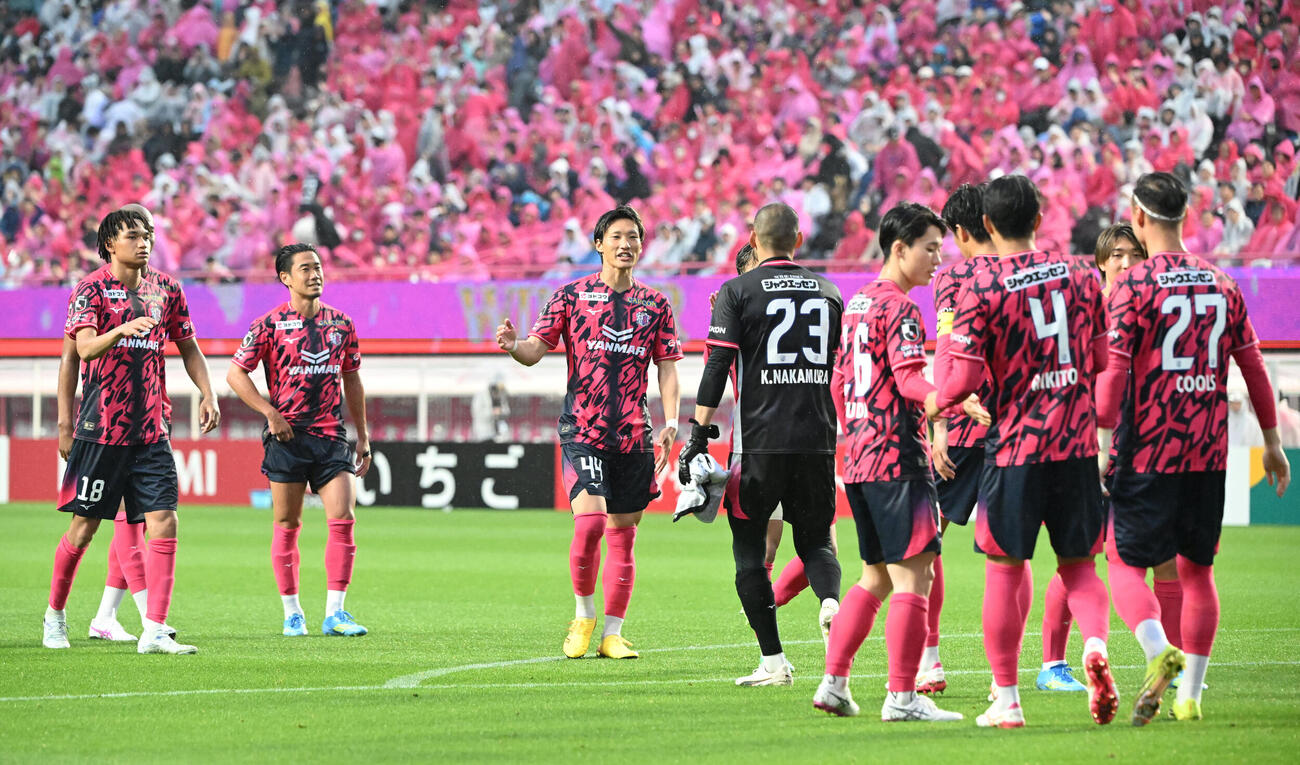 C大阪対福岡　PK戦の末に勝利し、GK中村航輔を迎えるC大阪の選手ら（撮影・和賀正仁）