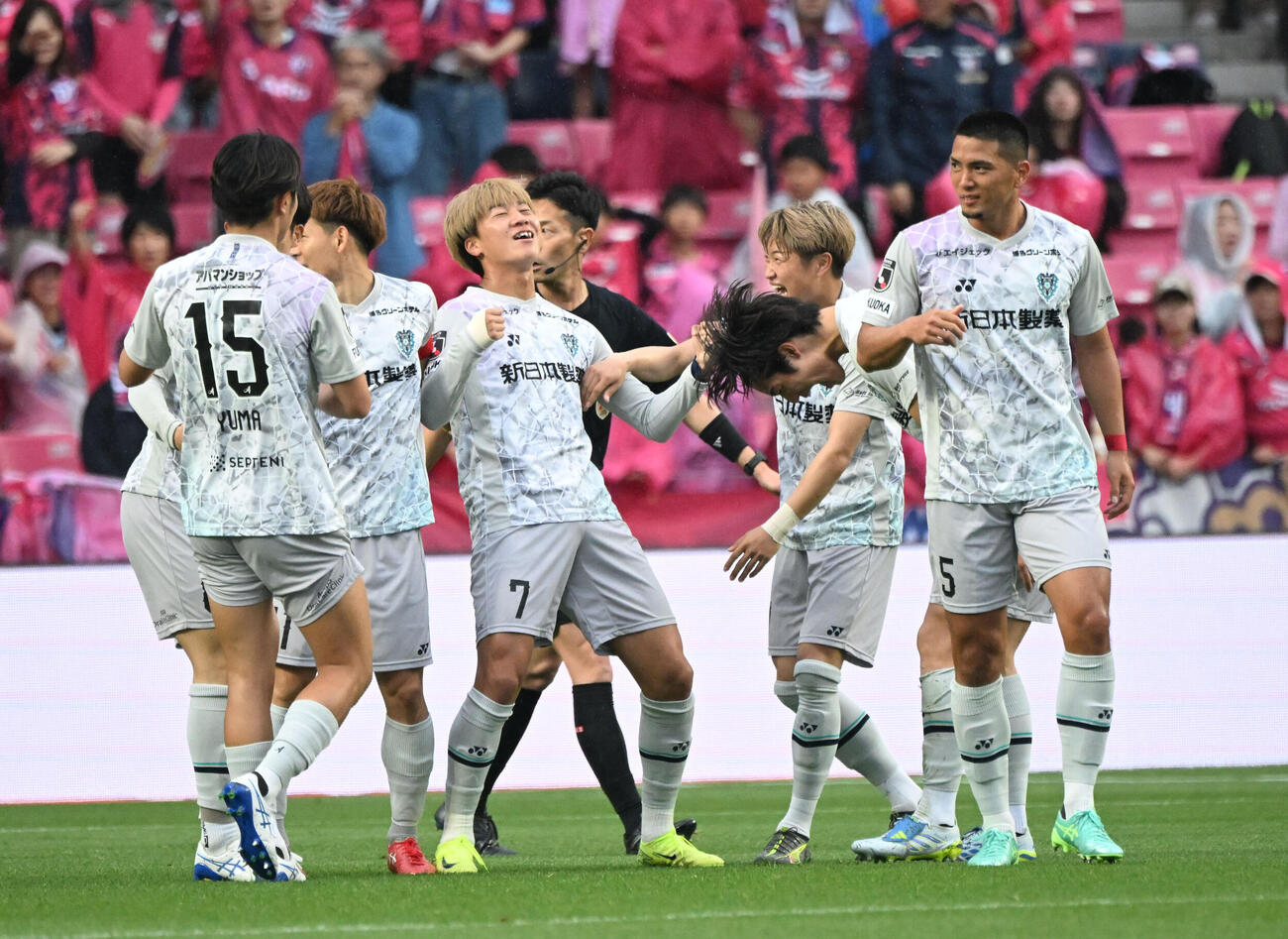 C大阪対福岡　前半、豪快にミドルシュートを決めた福岡碓井聖生（中央）はガッツポーズ（撮影・和賀正仁）