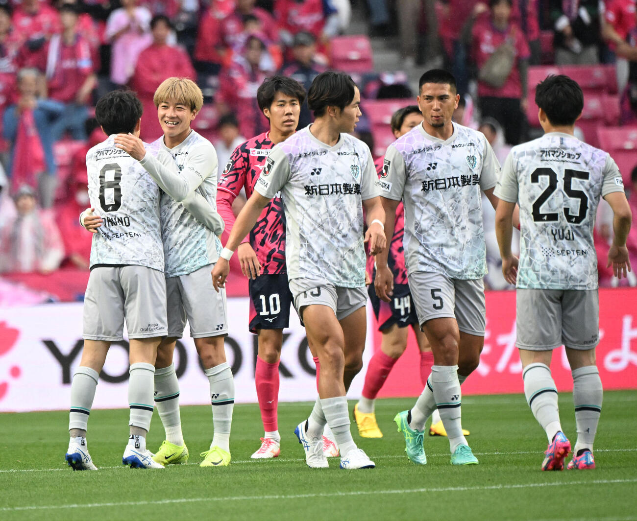 C大阪対福岡　前半、豪快にミドルシュートを決めた福岡碓井聖生（左から2人目）は笑顔を見せる（撮影・和賀正仁）