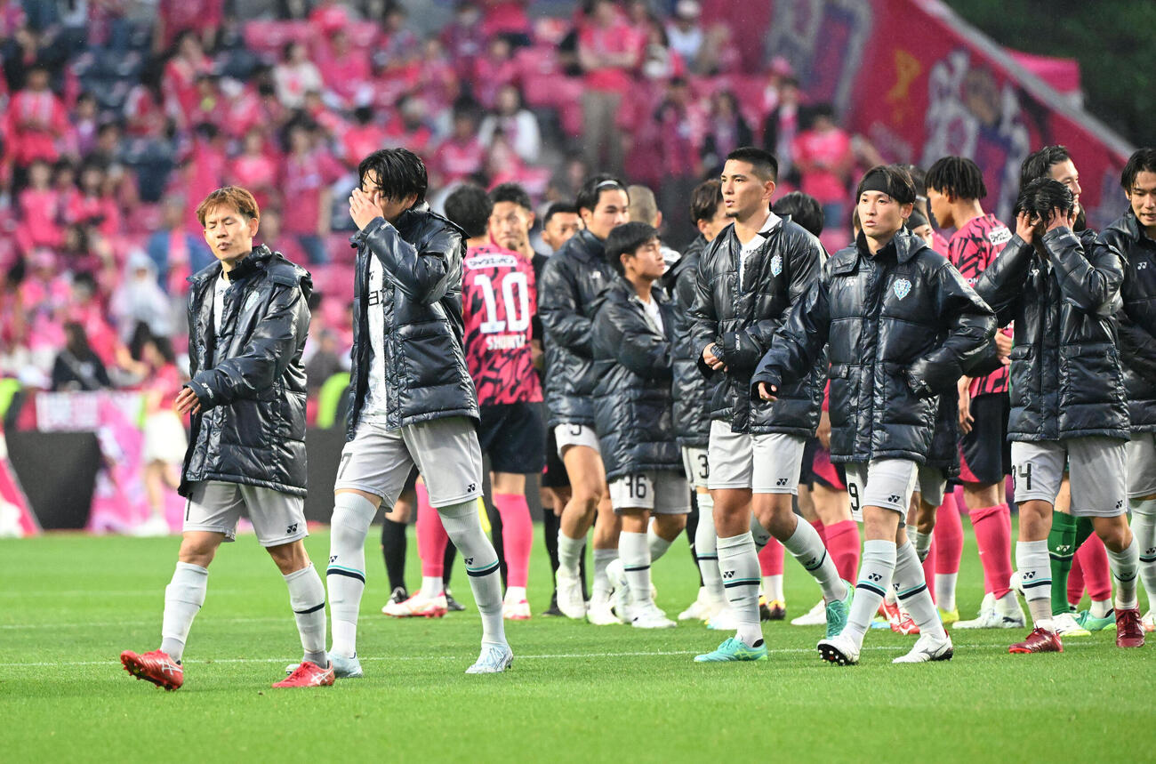 C大阪対福岡　PK戦の末に敗れ、肩を落とす福岡の選手ら撮影・和賀正仁）