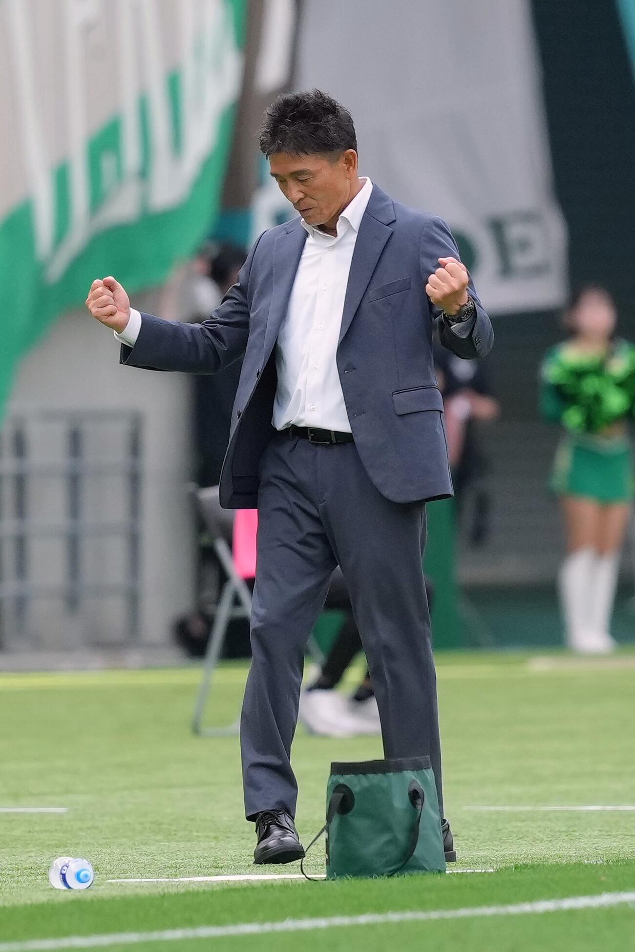 明治安田J1百年構想リーグ　東京V対柏　勝利し、ガッツポーズする東京V城福浩監督（撮影・足立雅史）