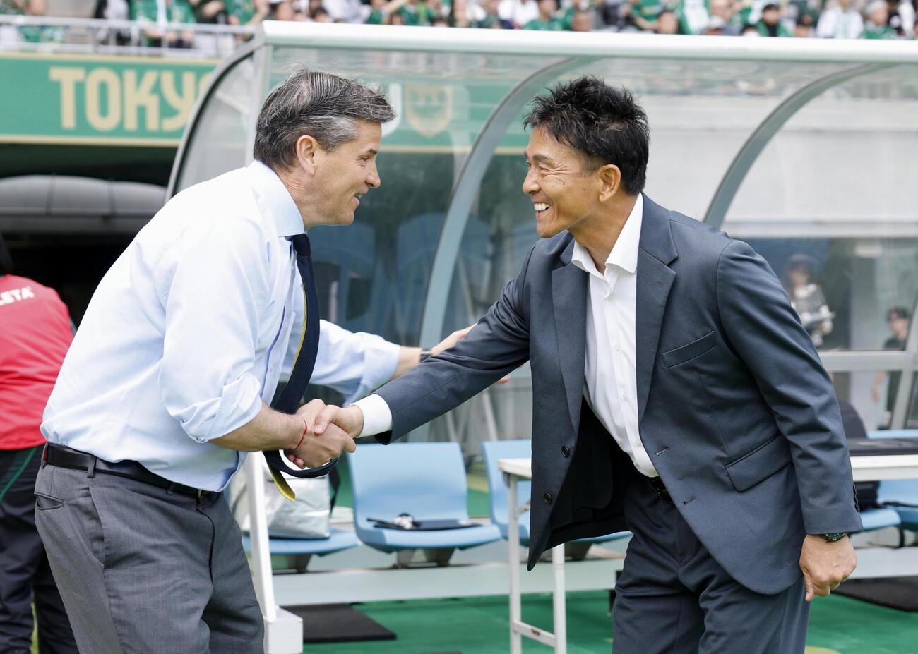 試合前、握手を交わす柏・ロドリゲス監督（左）と東京V・城福監督＝味スタ