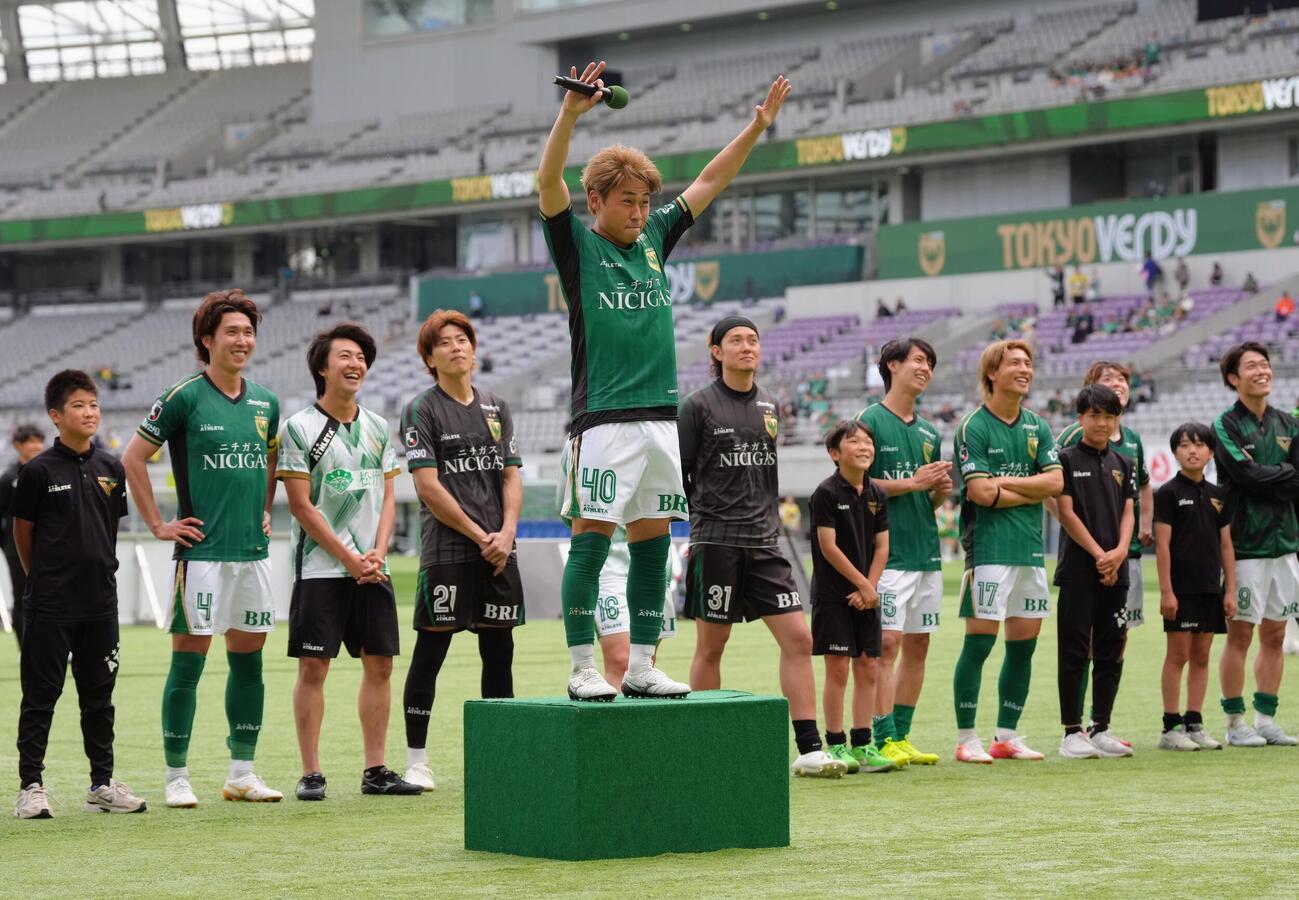 明治安田J1百年構想リーグ　東京V対柏　勝利し、お立ち台であいさつする東京V新井悠太（中央）（撮影・足立雅史）