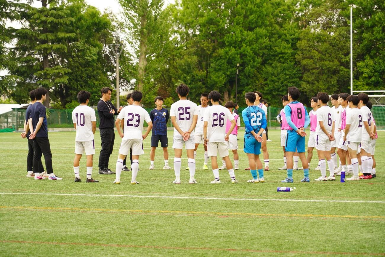 関東大学サッカーリーグ3部の東京農業大戦後に話をする東京学芸大の岩政大樹監督（左から3人目）