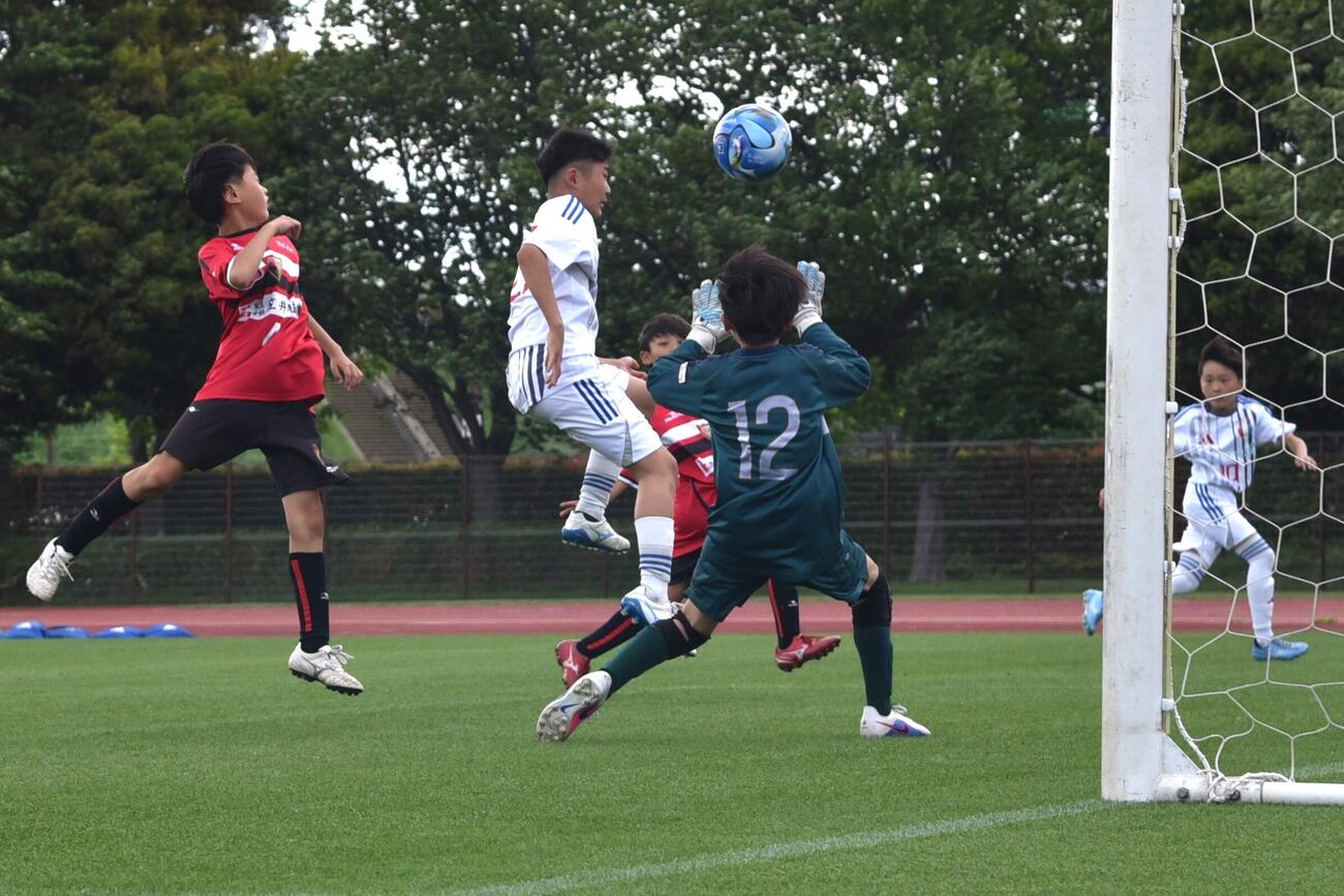 準々決勝の第2ピリオド6分、右クロスに頭で合わせて決勝の先制ゴールを決めるレジスタFC豊川（中央）