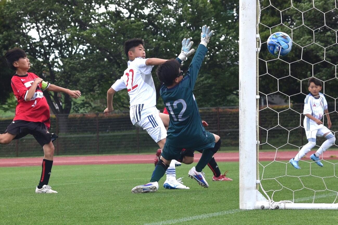 準々決勝の第2ピリオド6分、右クロスに頭で合わせて決勝の先制ゴールを決めるレジスタFC豊川（中央）