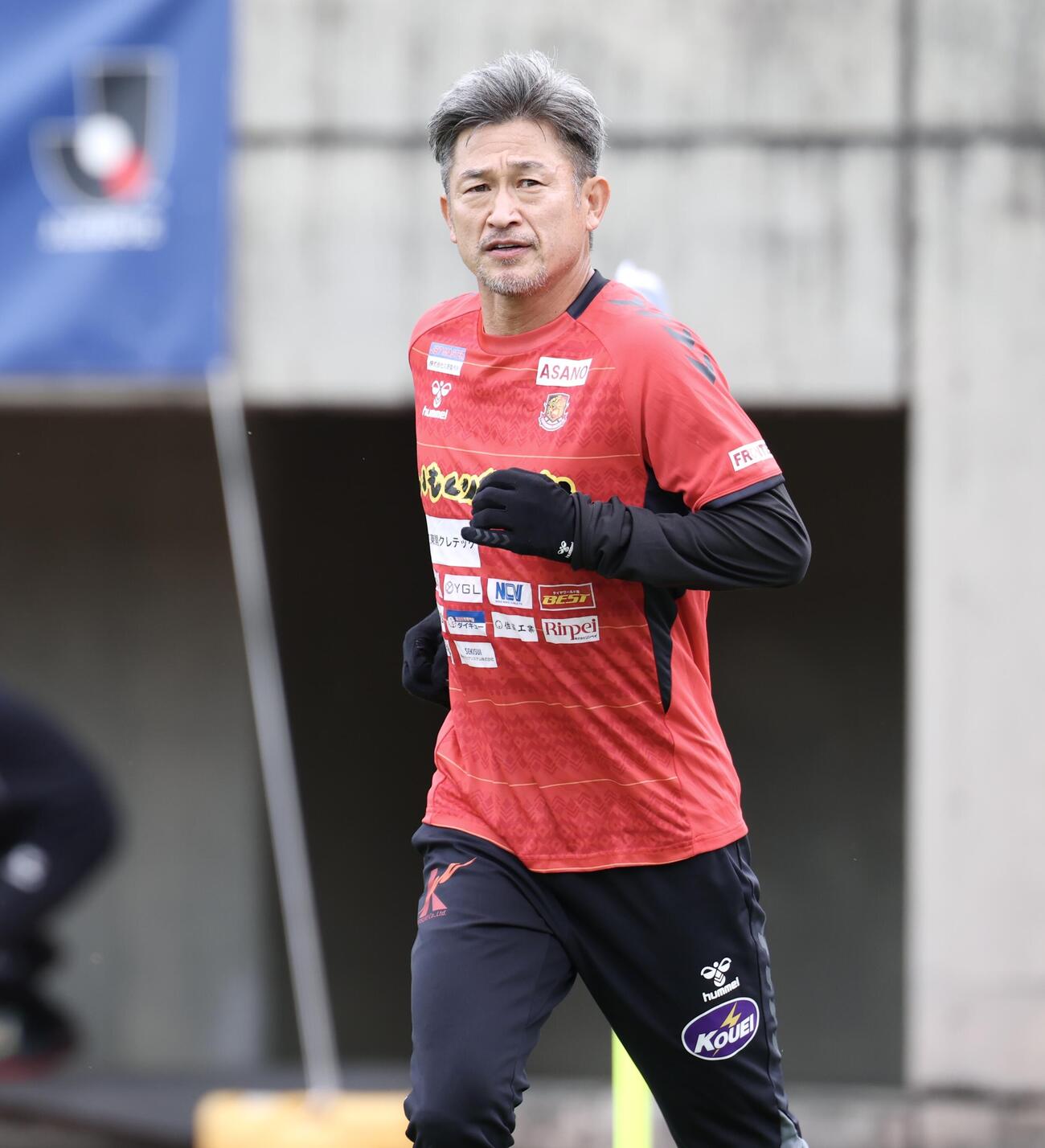 明治安田J2・J3百年構想リーグ　藤枝対福島　試合前ウオーミングアップに向かう福島カズ（撮影・宮地輝）