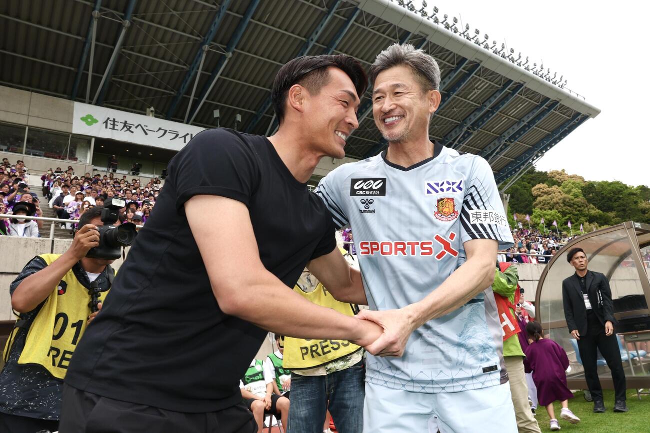 明治安田J2・J3百年構想リーグ　藤枝対福島　試合前、笑顔で握手を交わす藤枝槙野智章監督（左）と福島カズ（撮影・宮地輝）