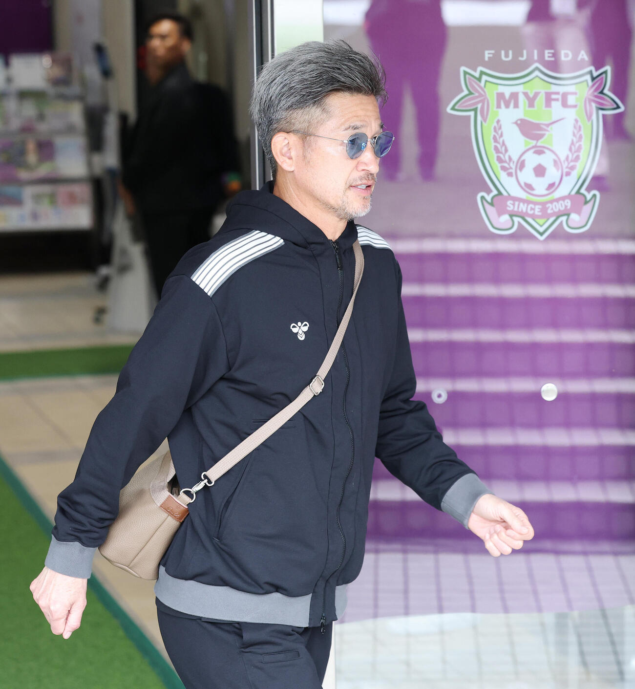 明治安田J2・J3百年構想リーグ　藤枝対福島　スタジアム入りする福島カズ（撮影・宮地輝）